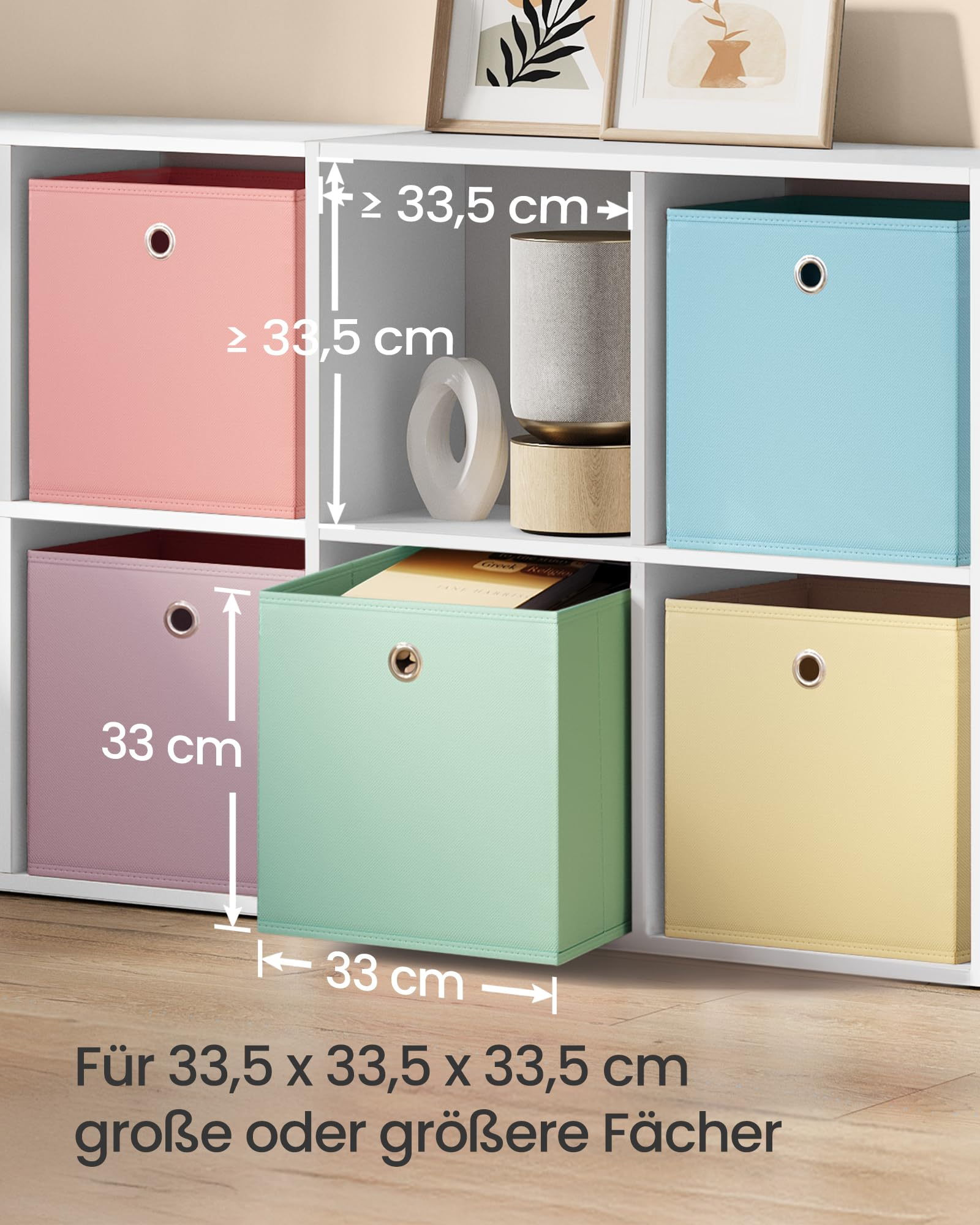 Étagère blanche avec des boîtes de rangement colorées et des dimensions en centimètres.