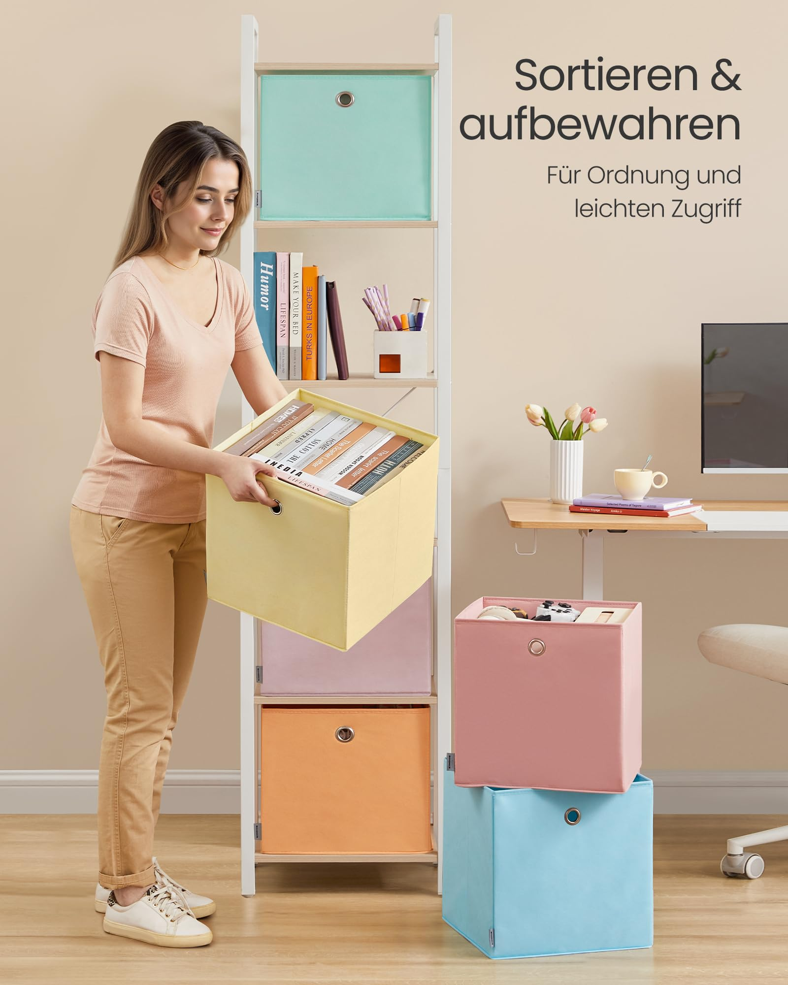 Une femme tient une boîte de rangement jaune devant une étagère ouverte avec des boîtes colorées.