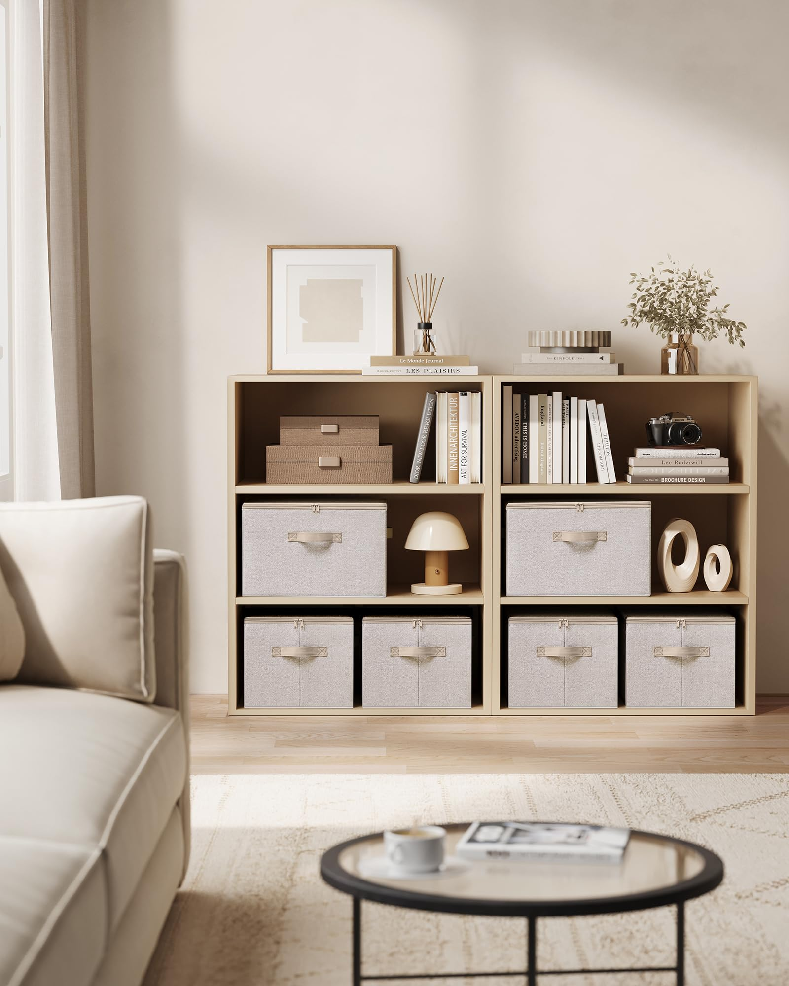 Ripiani in legno tengono libri, scatole portaoggetti e decorazioni in un salotto luminoso.
