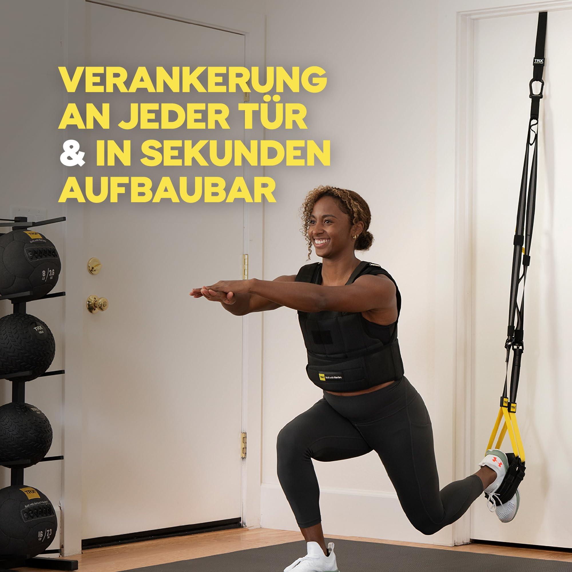 Eine Frau macht Ausfallschritte mit einer Gewichtsweste und einem an einer Tür befestigten TRX-Band.