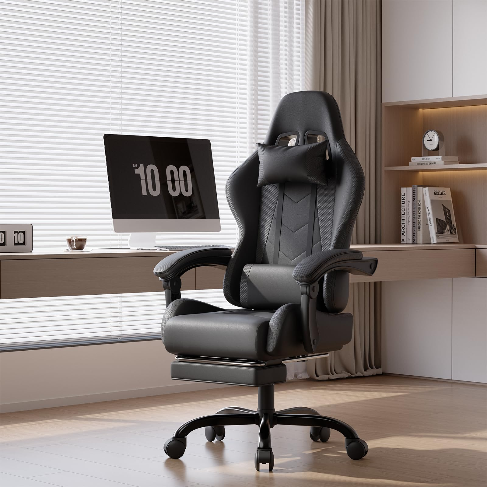 Ein schwarzer Gaming-Stuhl mit Kopfstütze steht in einem modernen Büro vor einem großen Fenster mit Jalousien.