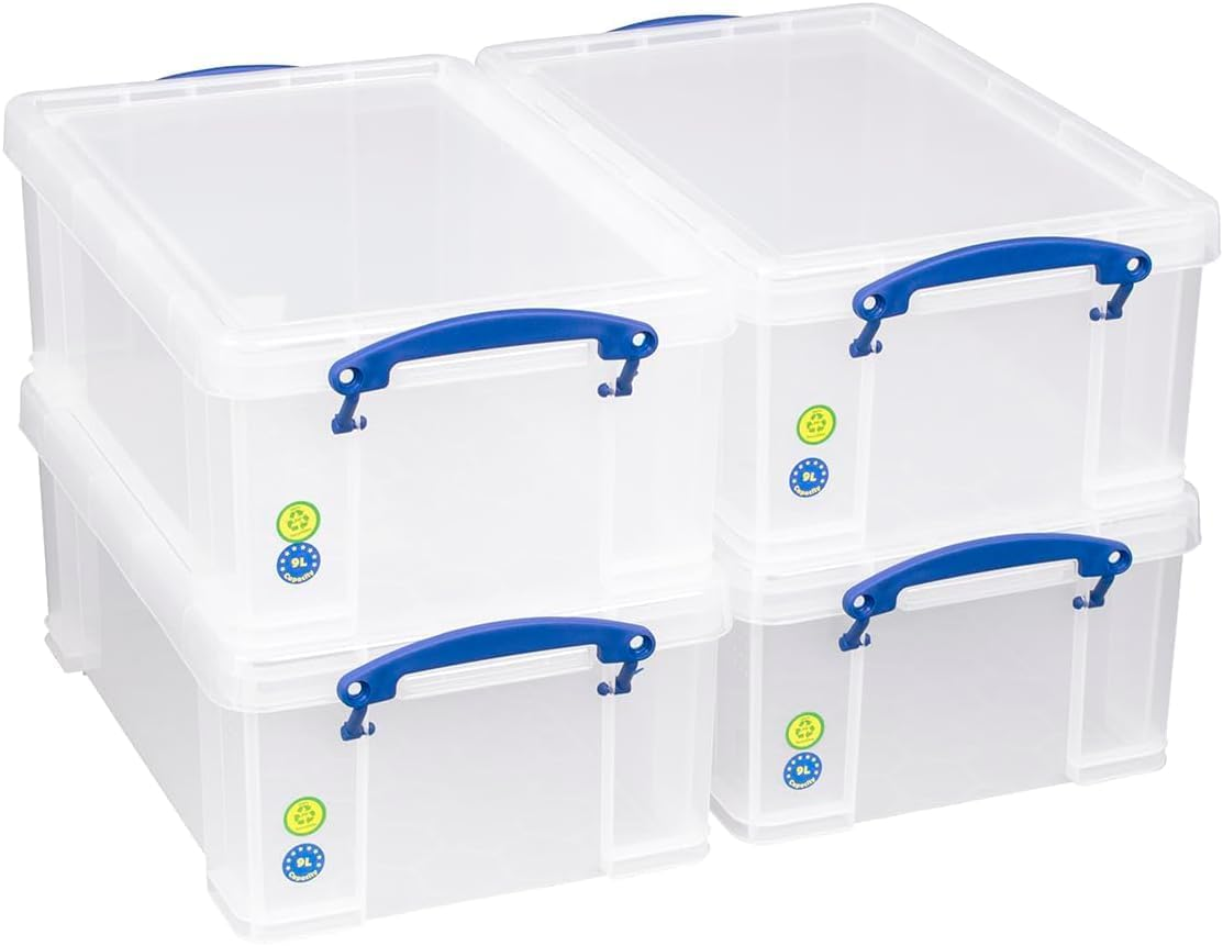 Quattro scatole portaoggetti in plastica trasparente con clip blu su sfondo bianco.