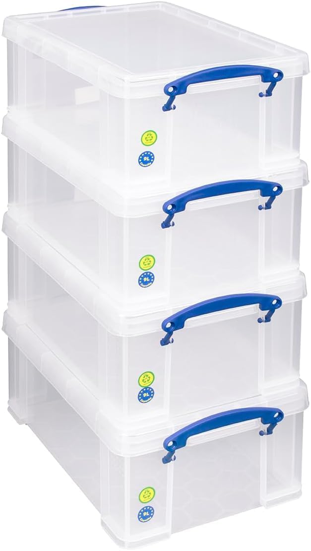 Quattro scatole di plastica trasparente impilate con maniglie blu su sfondo bianco.