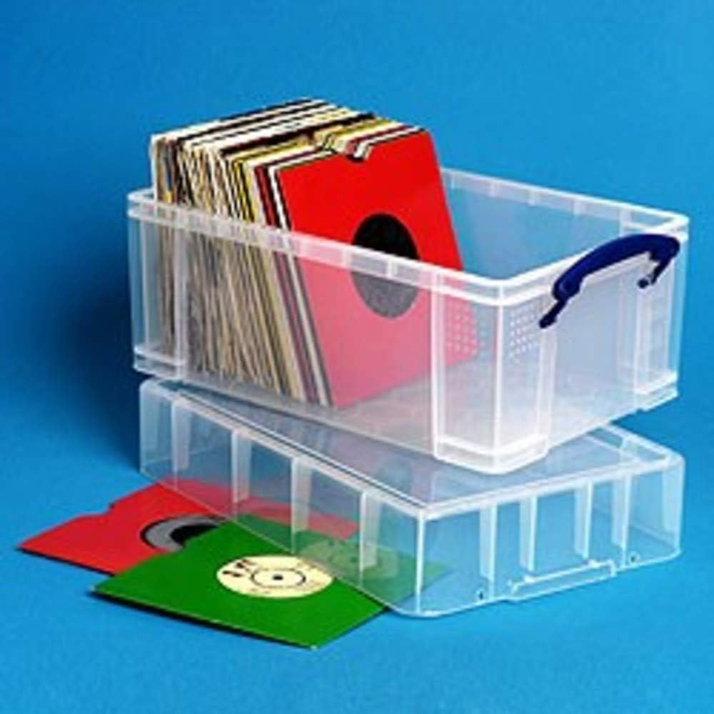 Scatole di plastica trasparente con manici blu contengono dischi in vinile su sfondo blu.