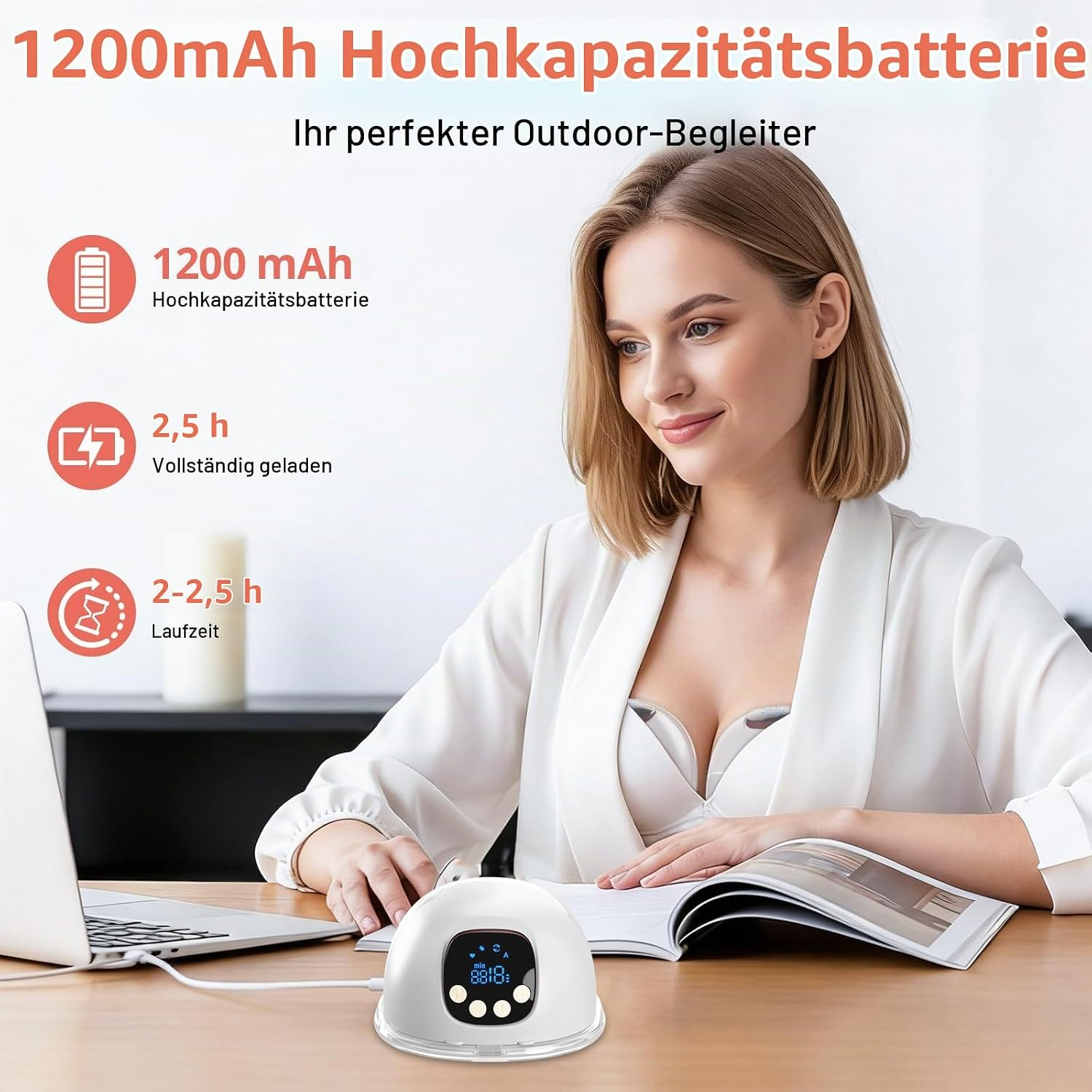 Eine Frau sitzt am Holztisch mit einem weißen Gerät und Laptop.