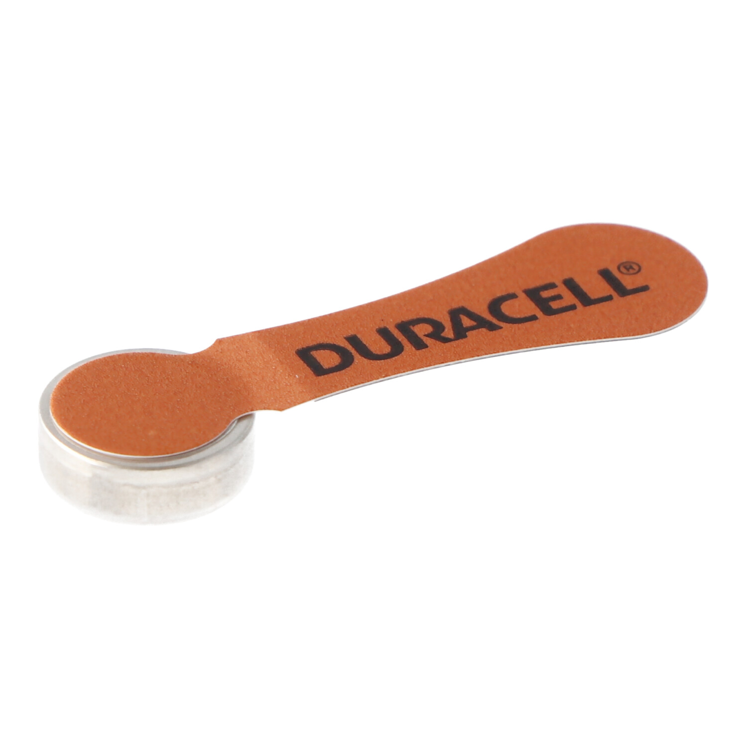 Una batteria a bottone Duracell con linguetta protettiva arancione su sfondo bianco.