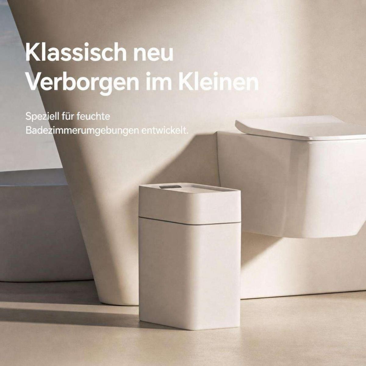 Ein weißer kleiner Mülleimer in einem modernen Badezimmer vor einer Toilette.