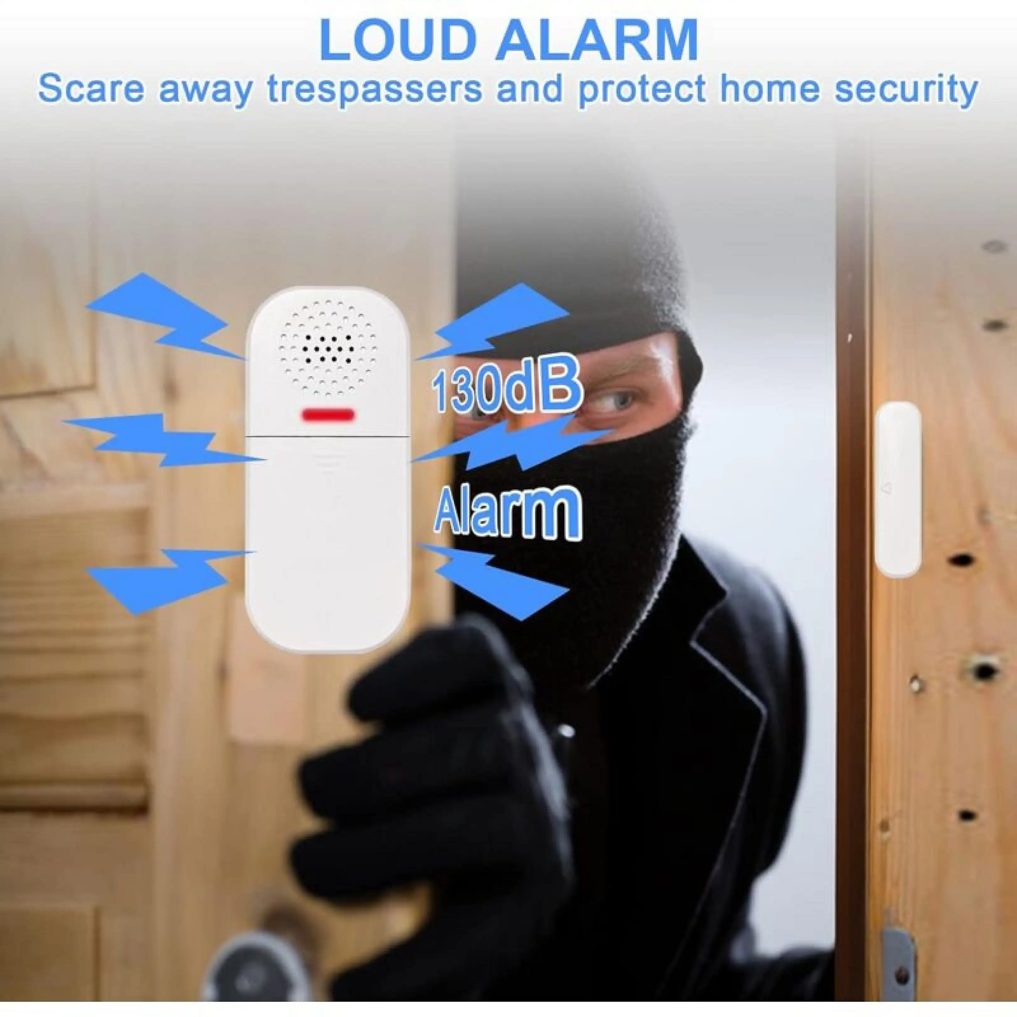 Ein Einbrecher in einer schwarzen Sturmhaube öffnet eine Holztür neben einem lauten, weißen Alarm.