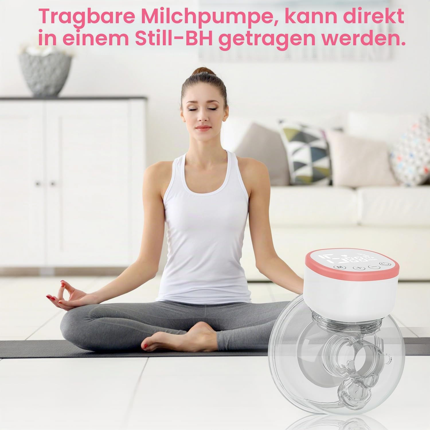 Eine Frau meditiert auf einer Matte, im Vordergrund ist eine tragbare Milchpumpe zu sehen.