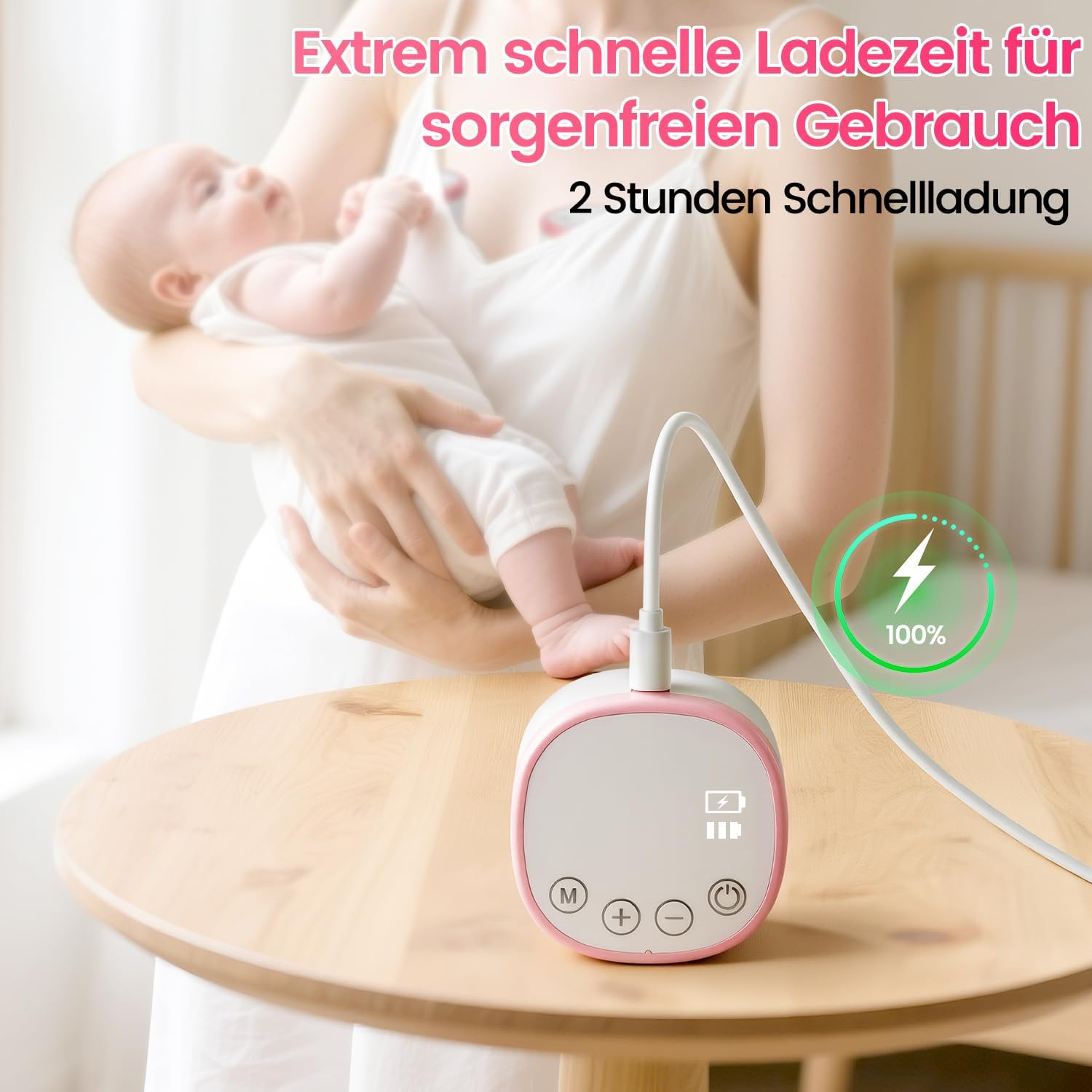 Eine Frau hält ein Baby im Arm, davor steht eine rosa-weiße Pumpe mit Ladekabel auf einem Holztisch.