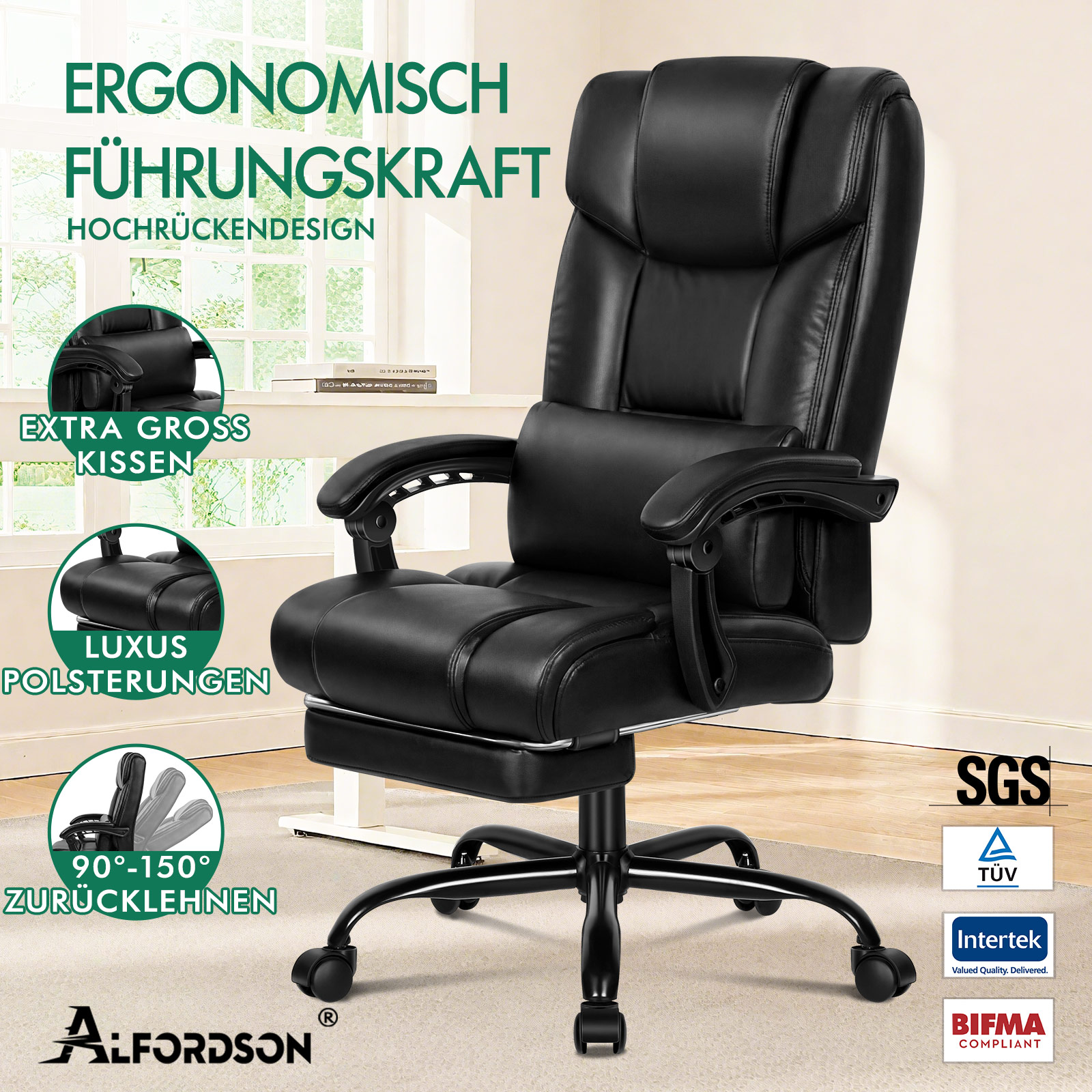 Ein schwarzer ergonomischer Buerostuhl mit hoher Rueckenlehne und Fusstuetze vor einem Fenster.