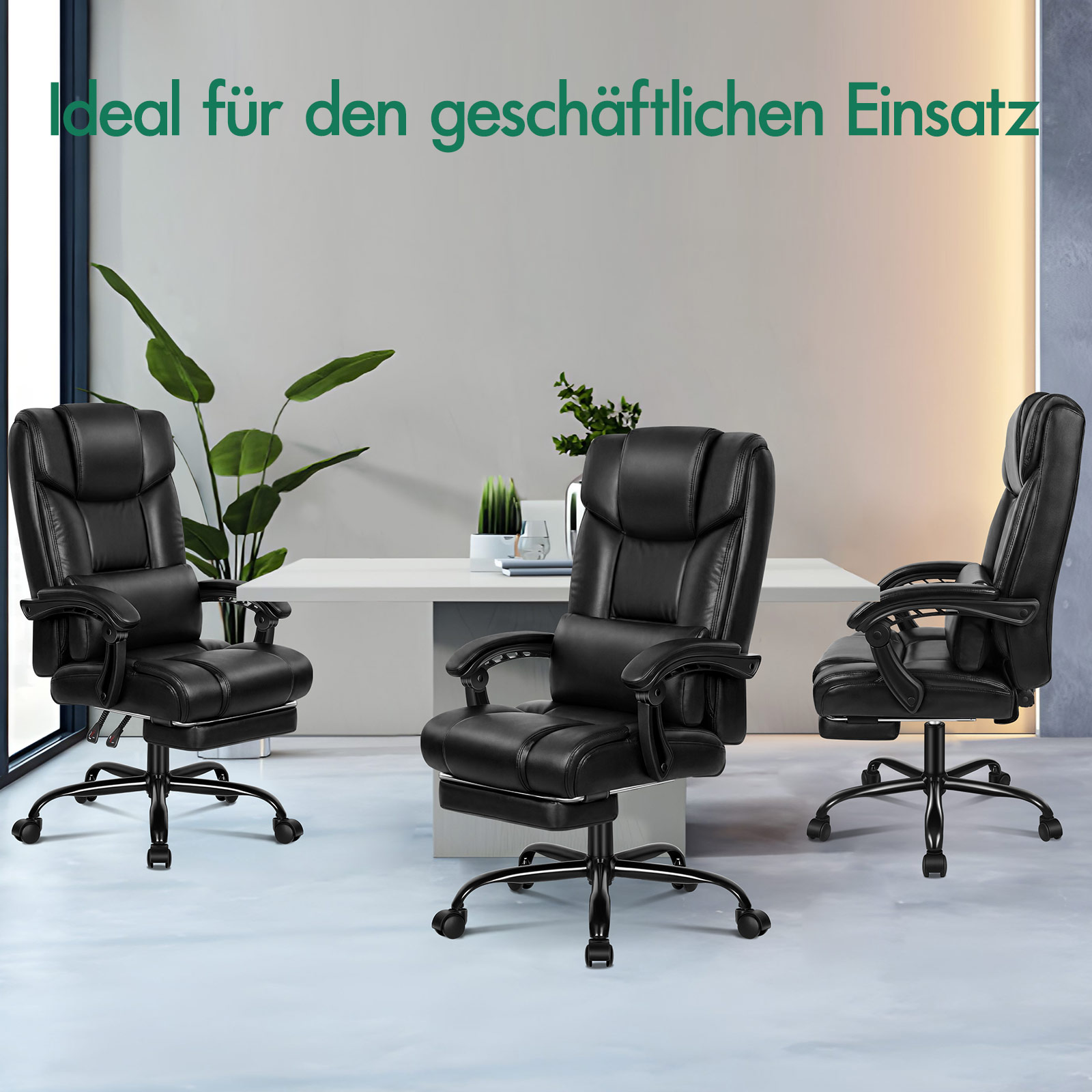Drei schwarze Chefsessel mit Rollen in einem modernen Büro mit weißem Tisch und Pflanzen im Hintergrund.