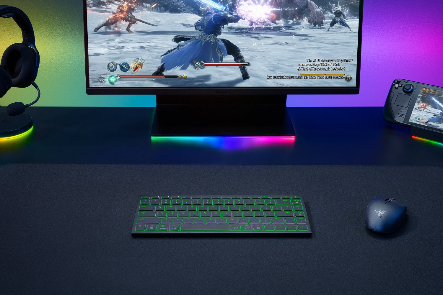 Configurazione di gioco con tastiera illuminata, mouse, cuffie e un grande monitor che mostra una scena di gioco.