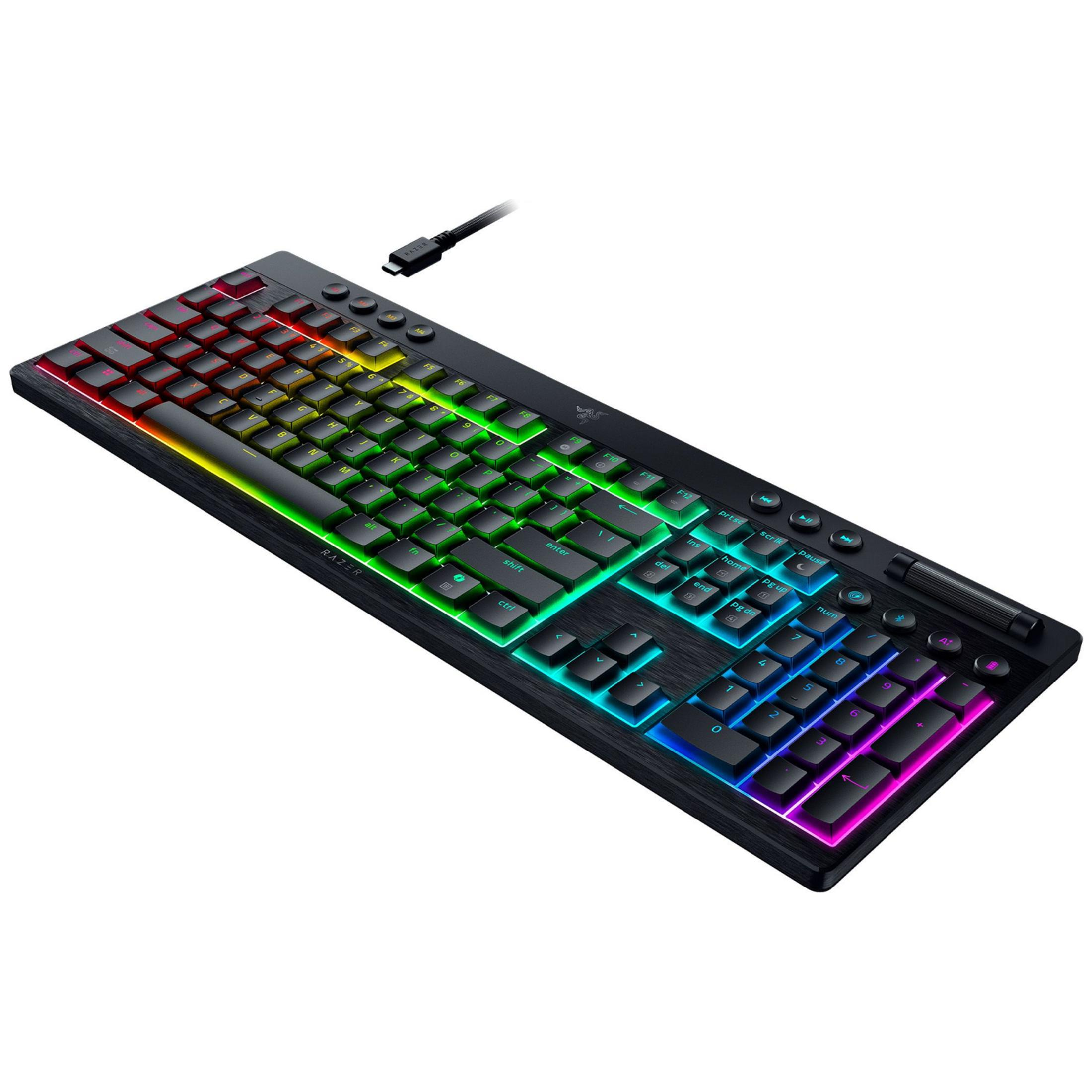 Tastiera meccanica nera con retroilluminazione RGB e cavo USB-C angolato su sfondo bianco.