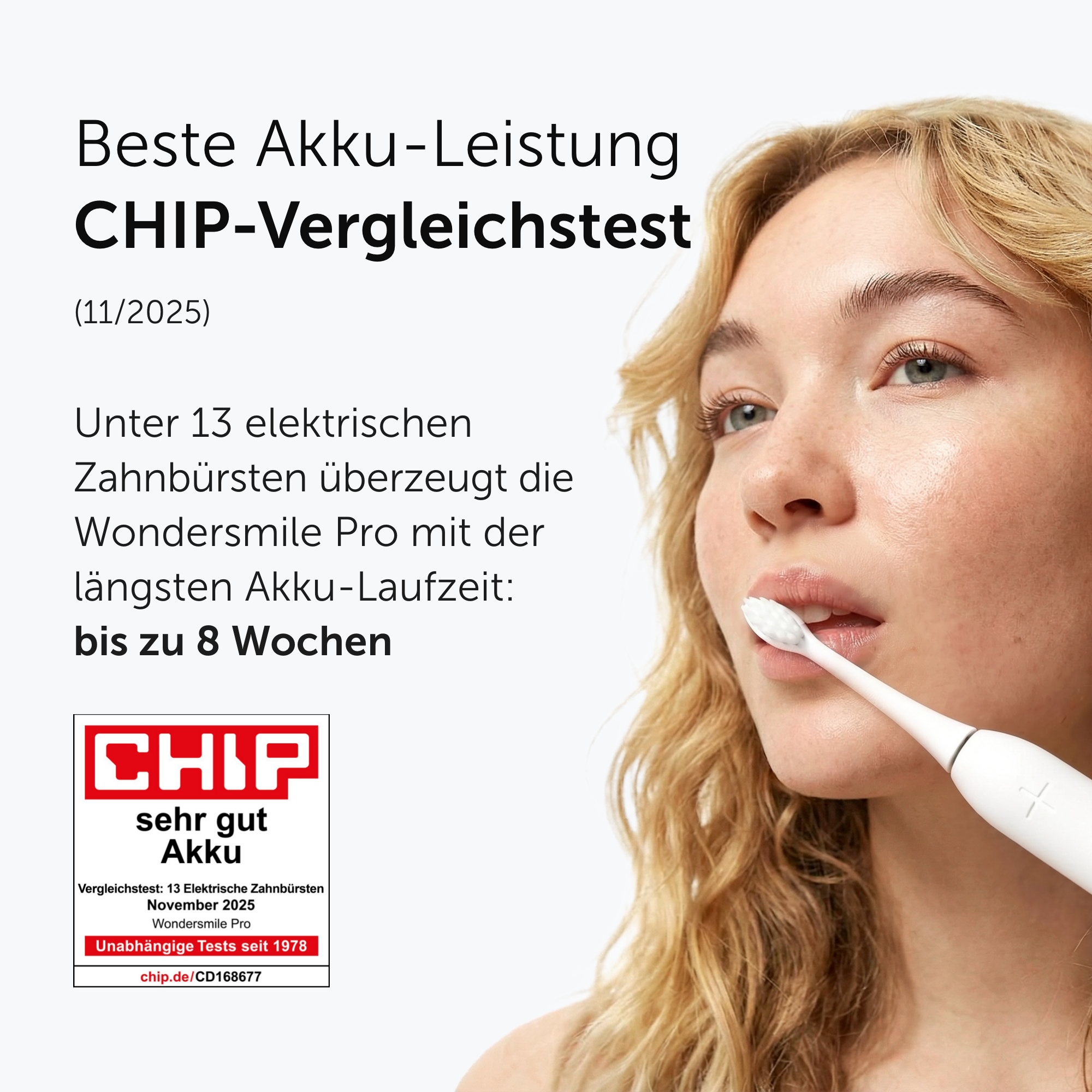 Eine Frau putzt ihre Zähne mit einer weißen elektrischen Zahnbürste neben deutschem Werbetext und CHIP-Siegel.