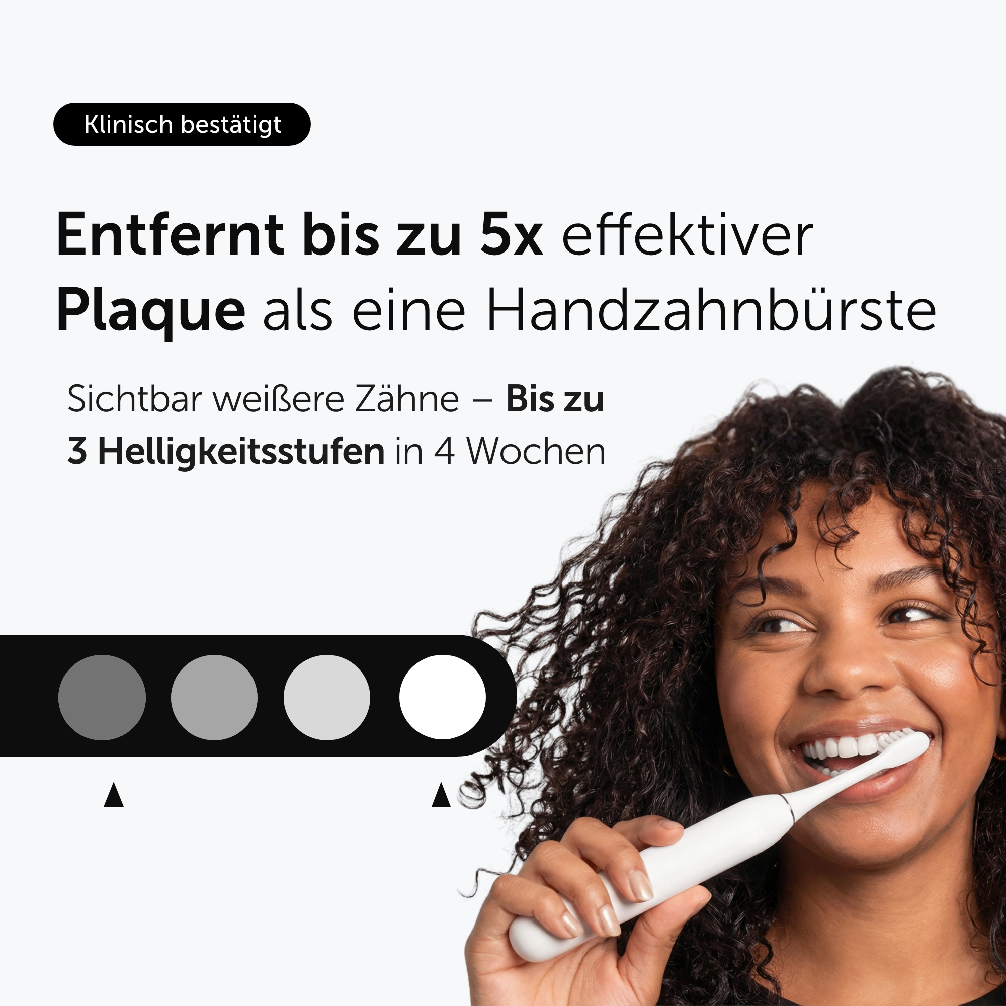 Eine lächelnde Frau putzt ihre Zähne mit einer weißen elektrischen Zahnbürste, begleitet von Werbetext.