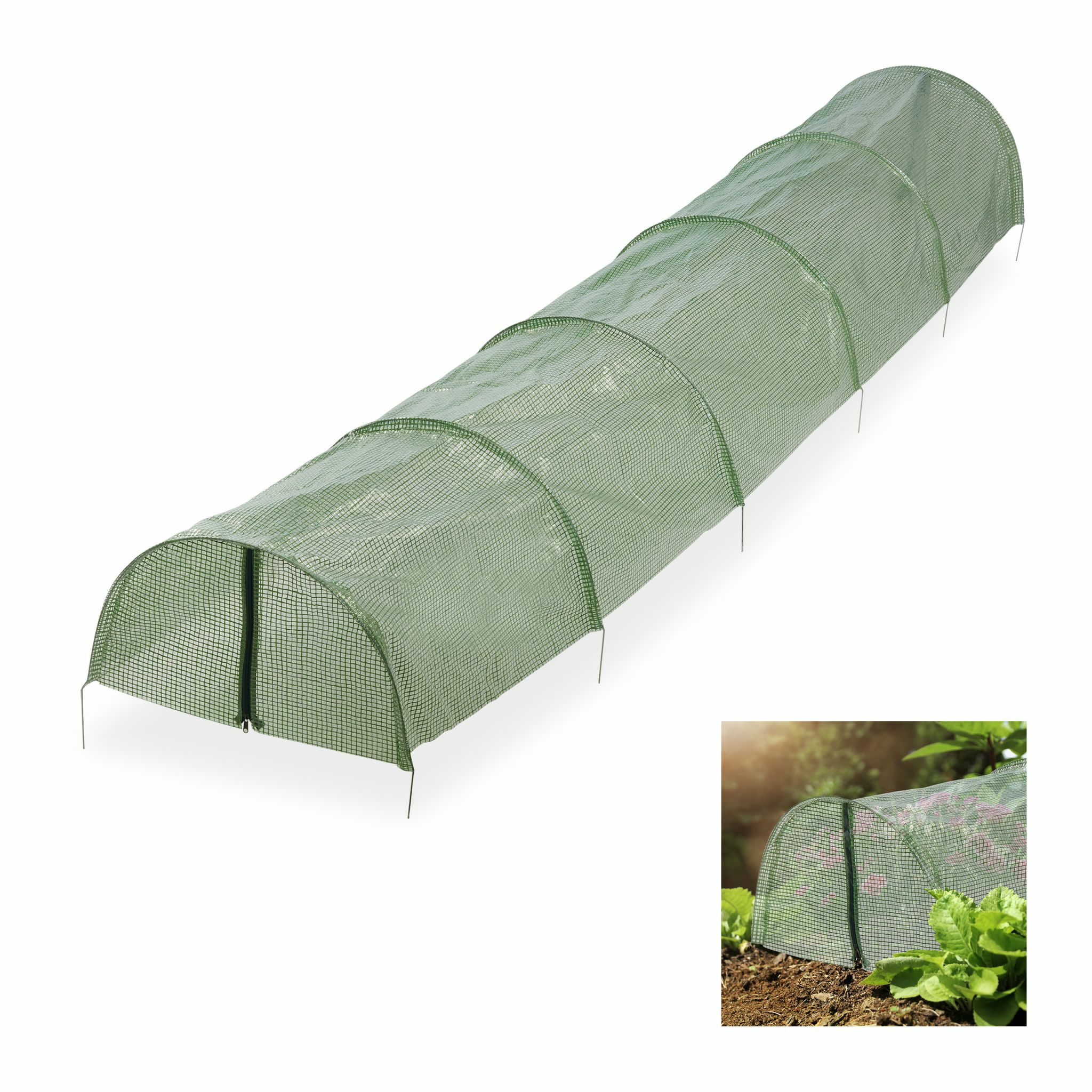 Ein langer grüner Folientunnel mit Metallgestänge auf weißem Grund, rechts mit Anwendungsbeispiel im Garten.