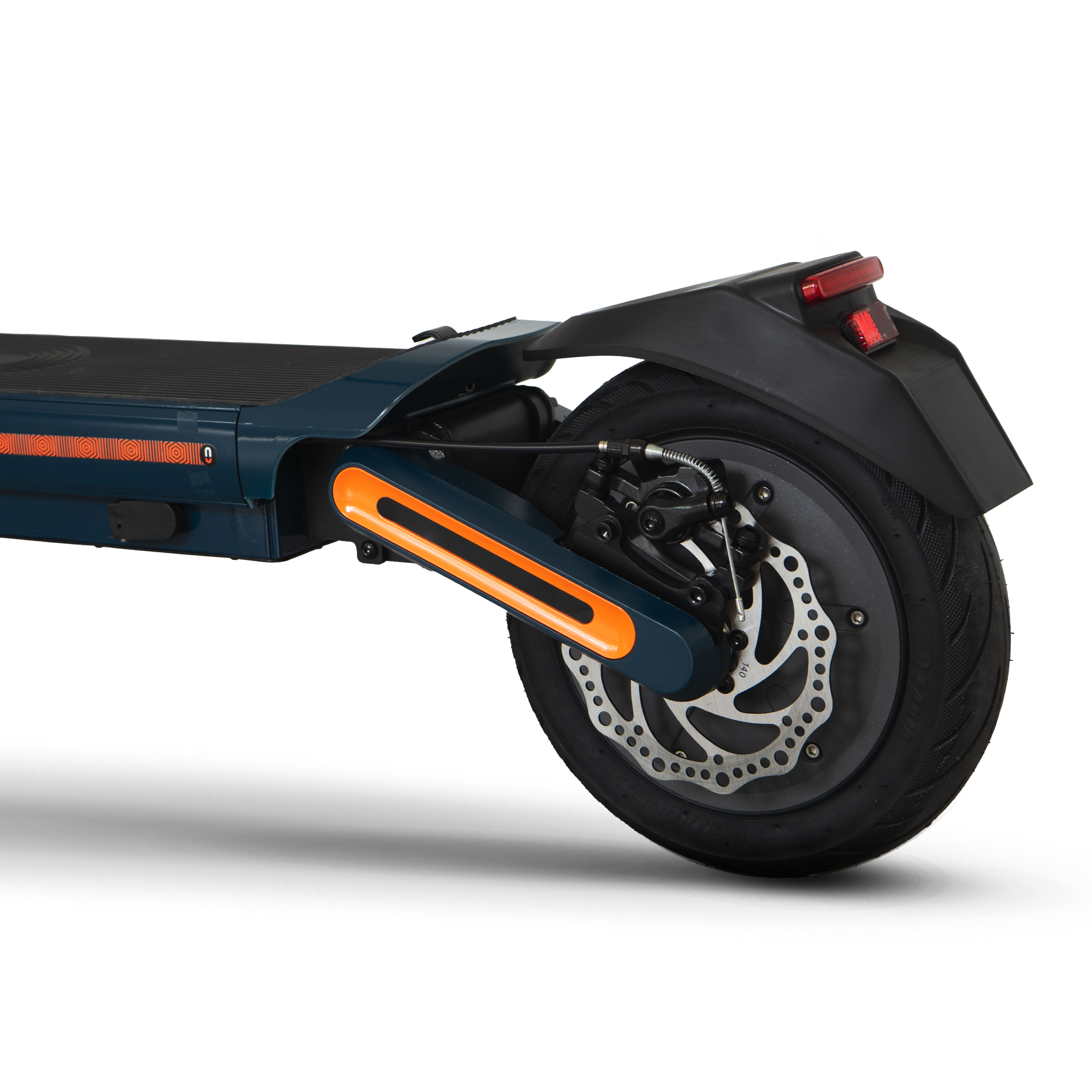 Primer plano de la rueda trasera, disco de freno y guardabarros del patinete eléctrico azul sobre fondo blanco.