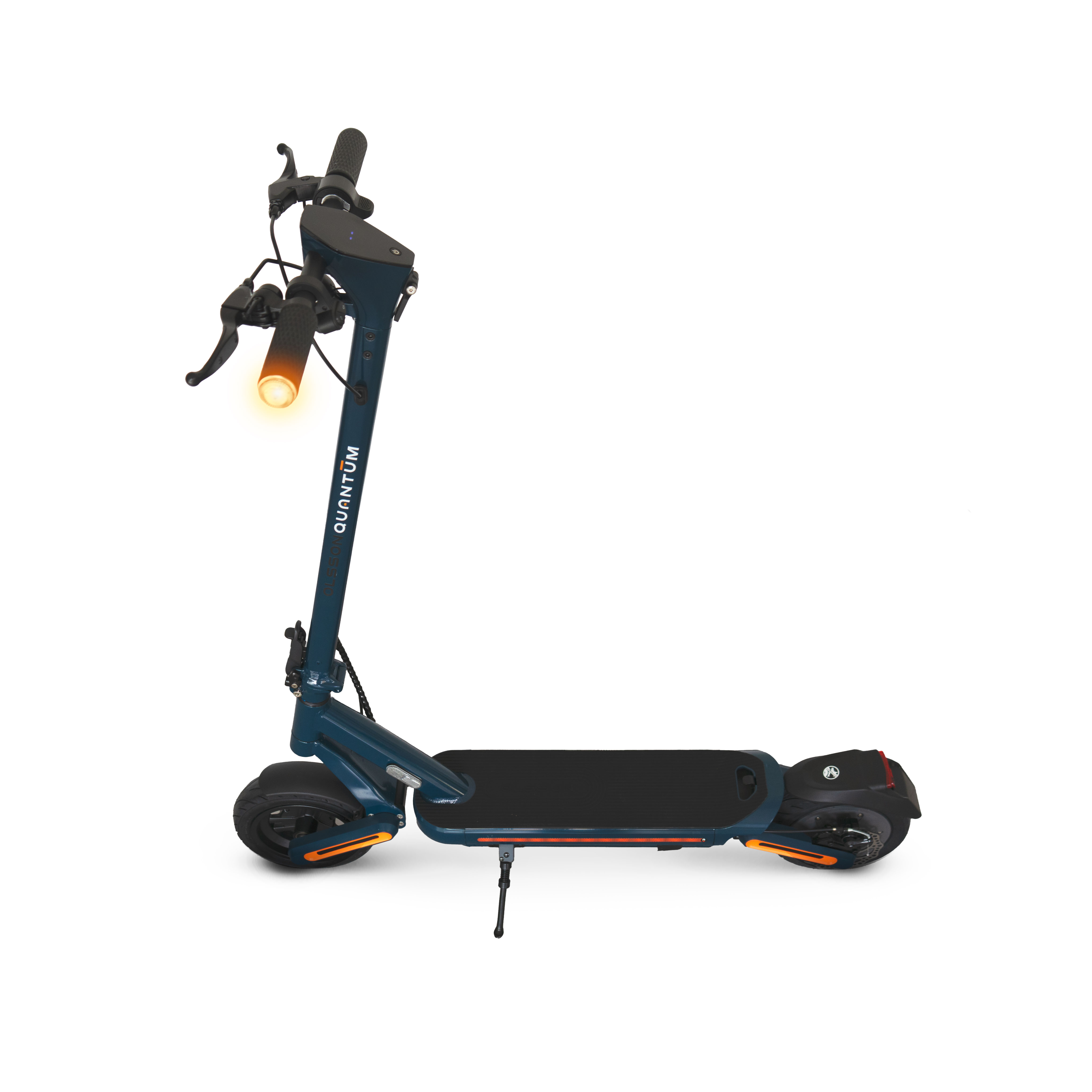 Un patinete eléctrico azul oscuro con detalles naranjas se alza sobre fondo blanco, con una luz frontal encendida.