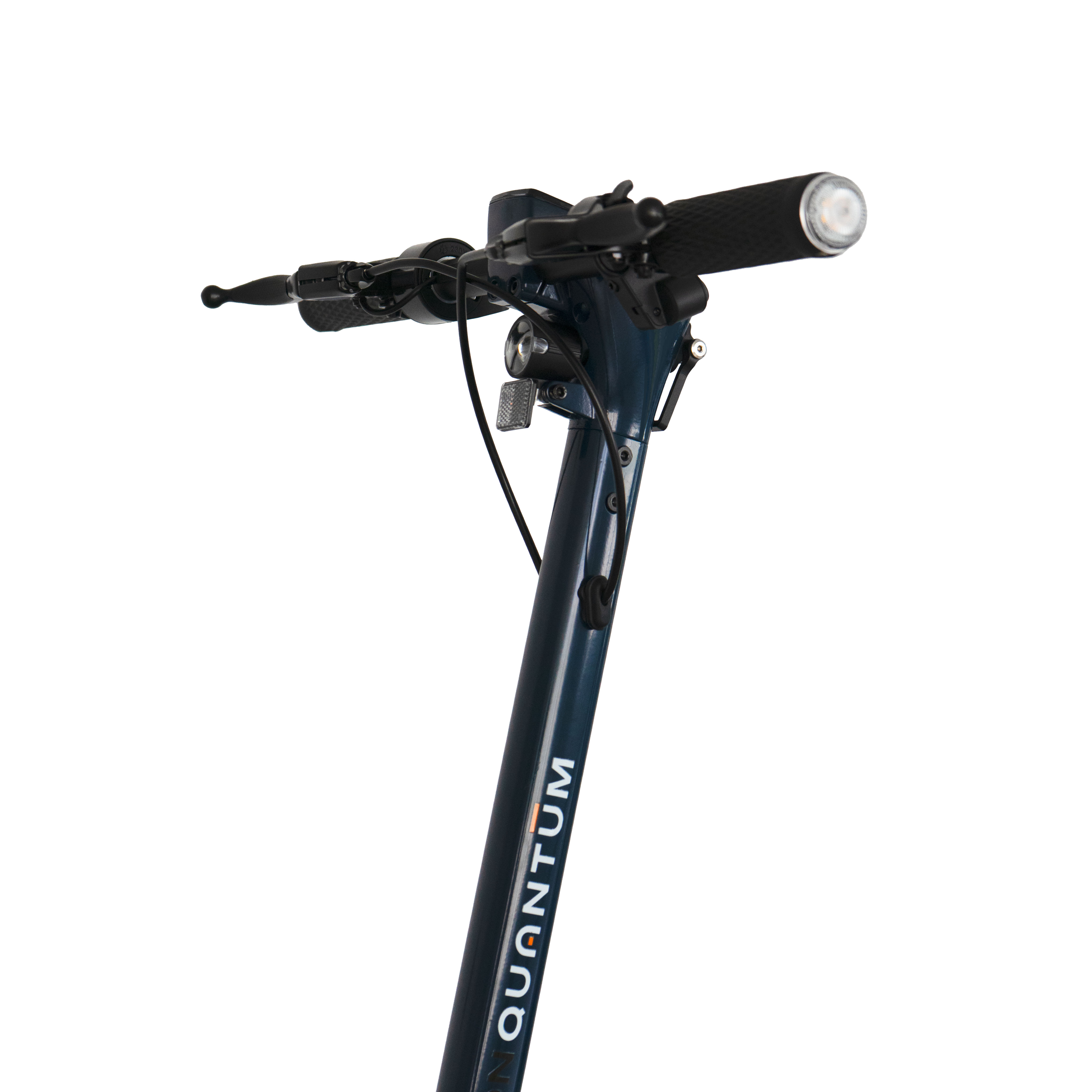 Primer plano del manillar del patinete eléctrico Quantum azul oscuro con frenos y pantalla sobre fondo blanco.