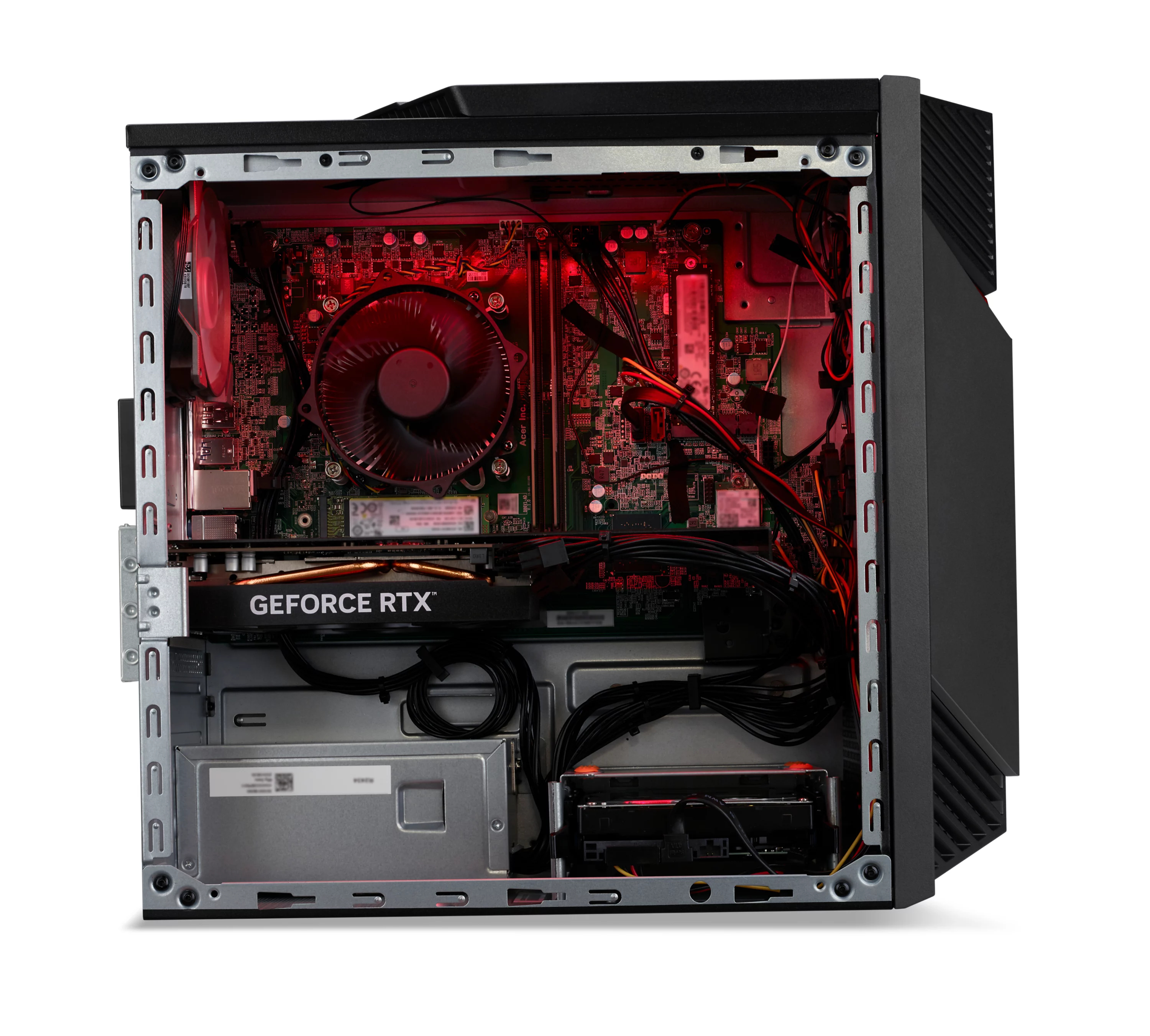Wnętrze obudowy komputera z kartą graficzną GeForce RTX, chłodzeniem procesora i czerwonym światłem.