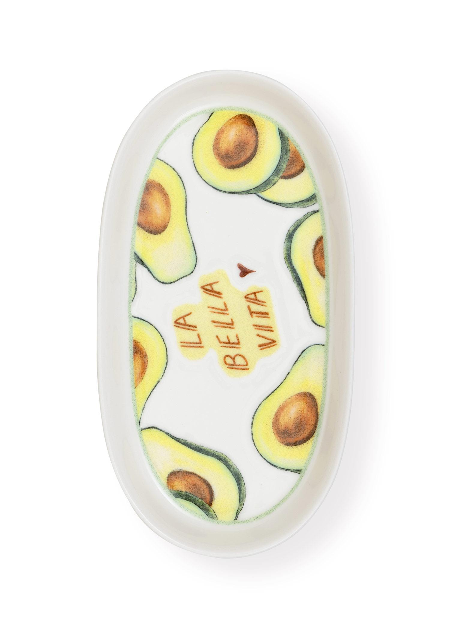 Ortasında avokado deseni ve "La Bella Vita" yazısı bulunan beyaz oval seramik tabak.