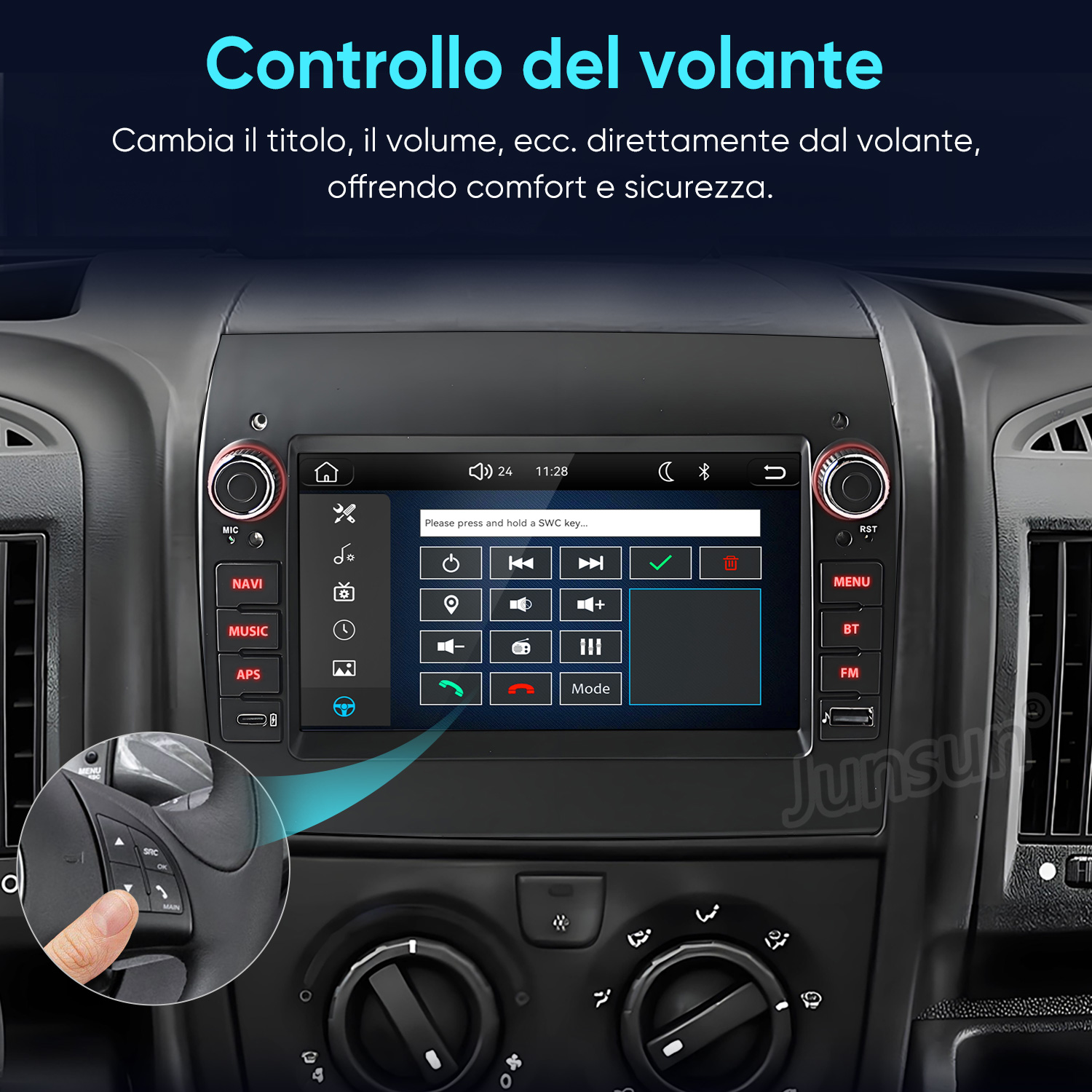 Interni auto con schermo multimediale e pulsanti di controllo al volante.