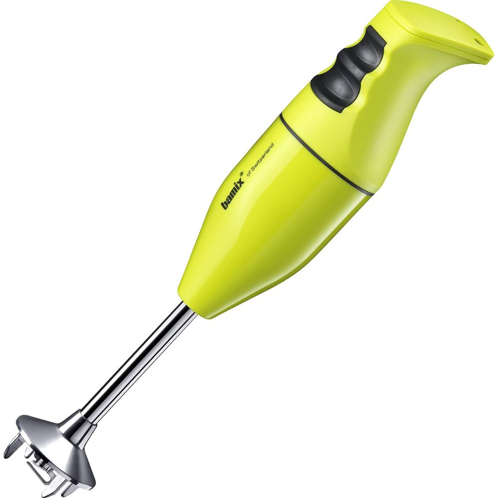 Un mixer ad immersione verde lime con asta argentata e accessorio per lame su sfondo bianco.