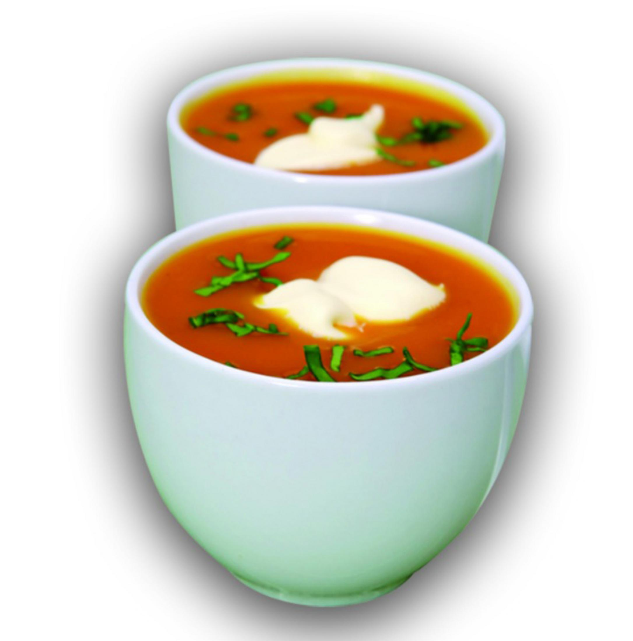Due ciotole bianche con zuppa arancione, guarnite con erbe e panna.