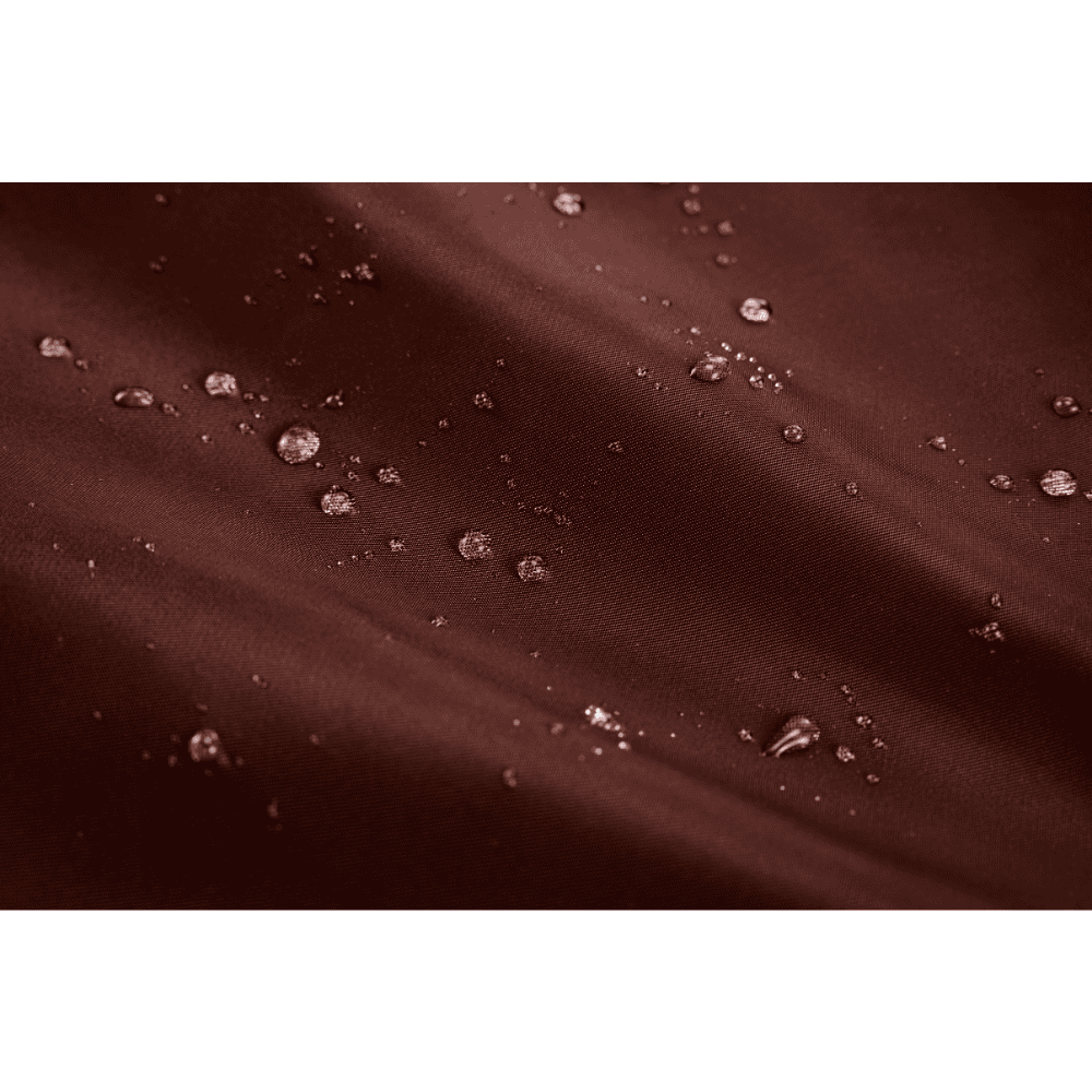 Gotas de agua se asientan en una superficie de tela marrón oscura y resistente al agua.