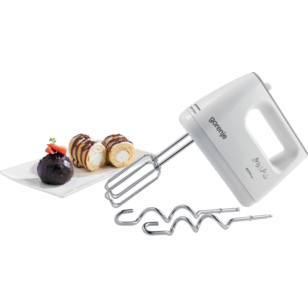 Ein weißer Handmixer mit Rührbesen, Knethaken und einem Teller mit Desserts links.