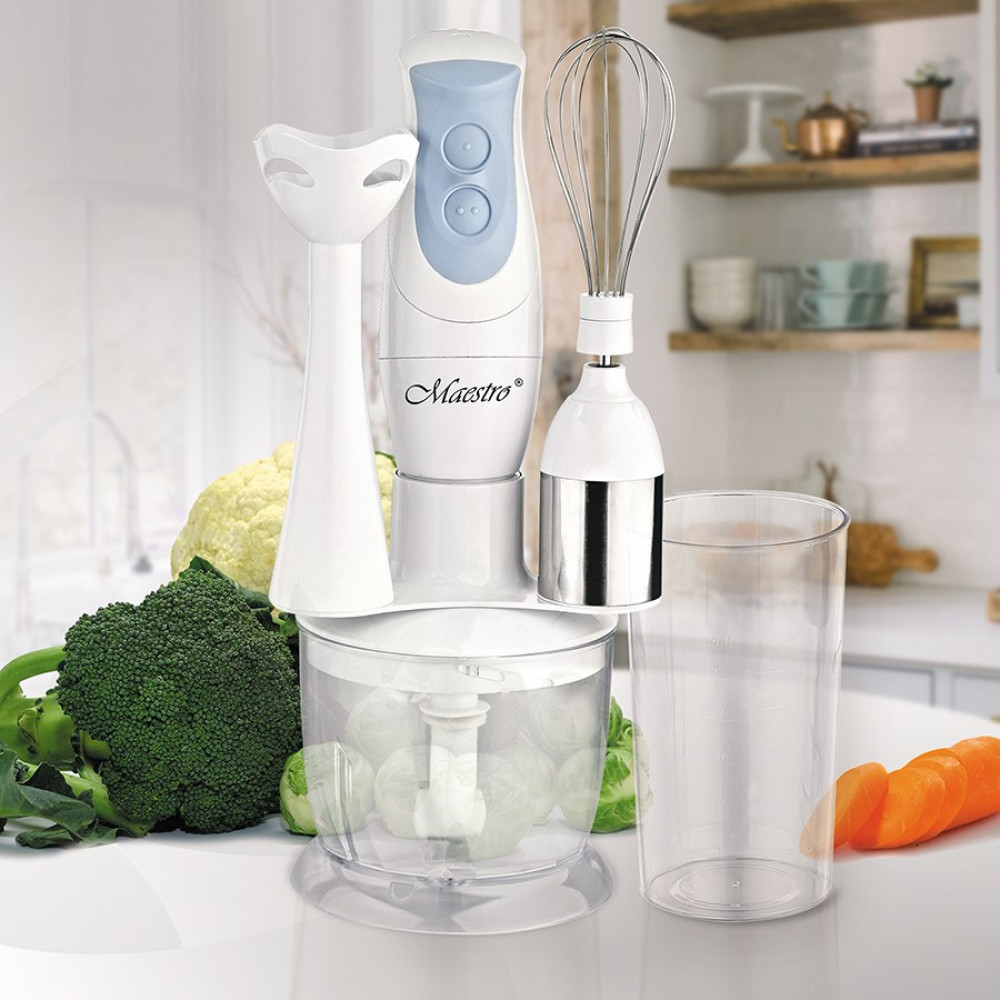 Frullatore ad immersione bianco Maestro con accessori, bicchiere e verdure su un piano cucina.