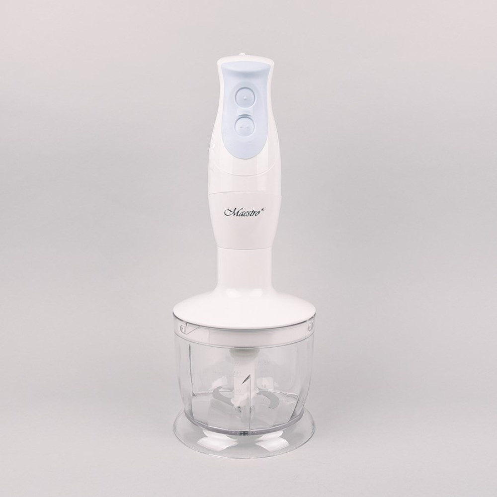 Un minipimer bianco con contenitore trasparente e tasti blu su sfondo grigio.