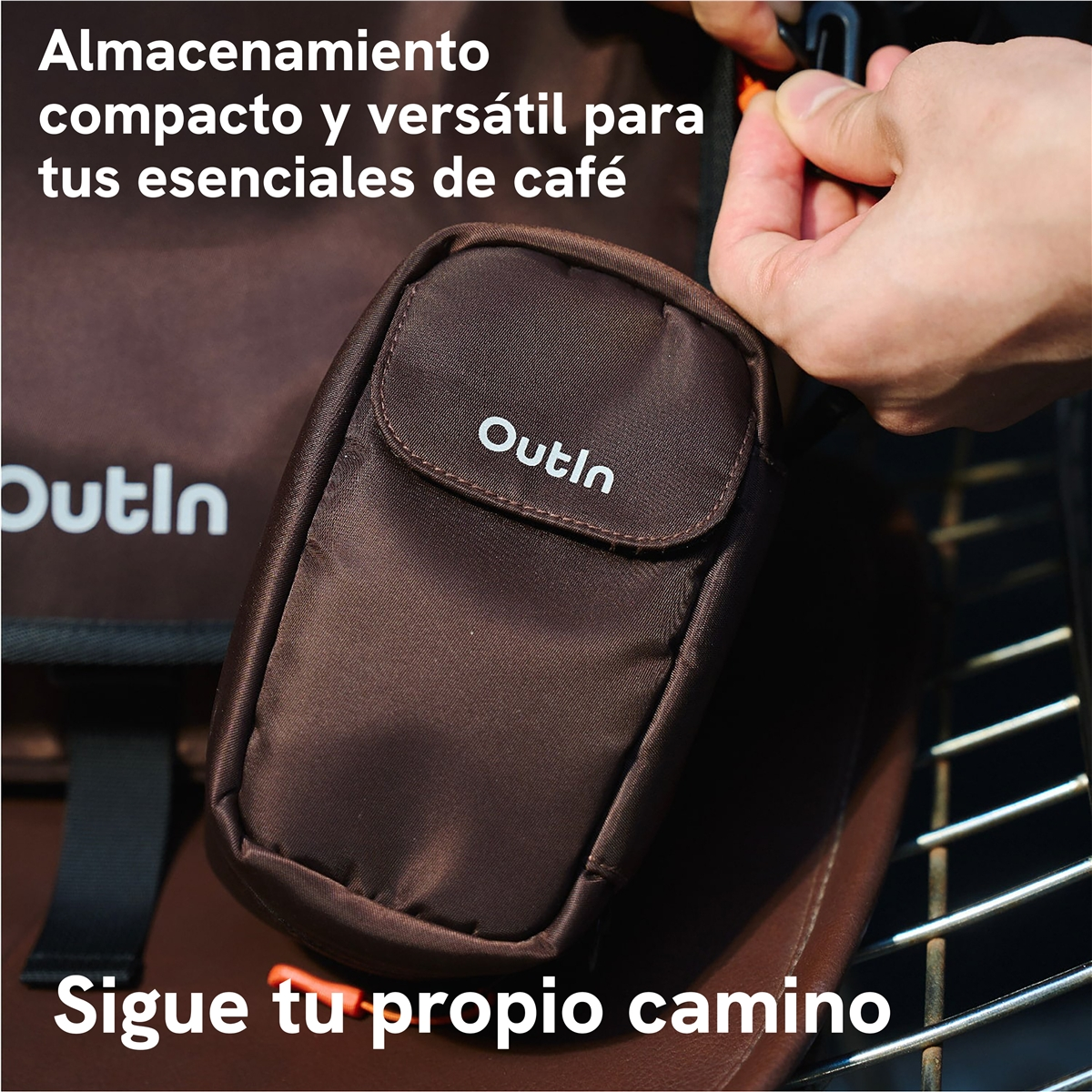 Bolsa marrón compacta Outln adherida a una mochila con texto en español.