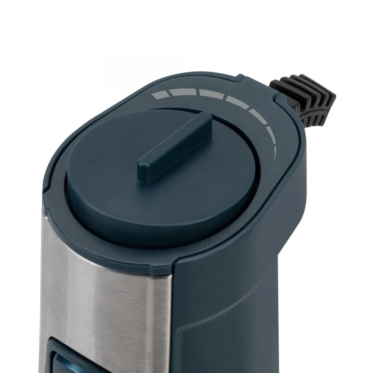 Primer plano de la parte superior de una batidora azul y plateada con dial de control.