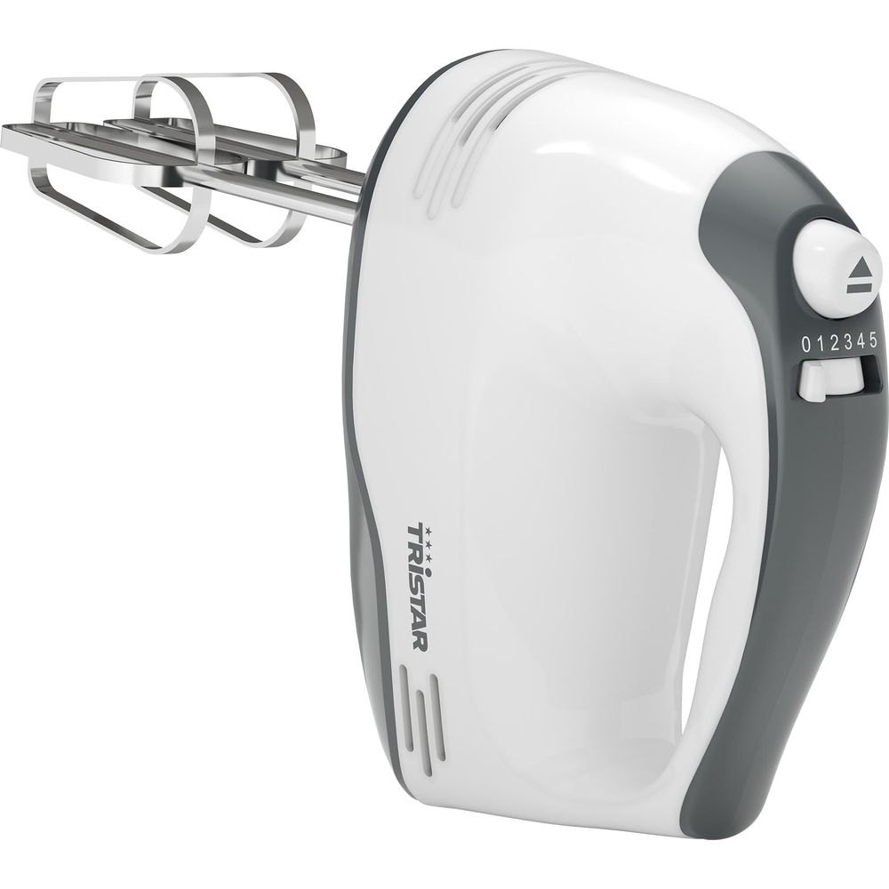 Sbattitore elettrico Tristar bianco con manico grigio e due fruste cromate su sfondo bianco.