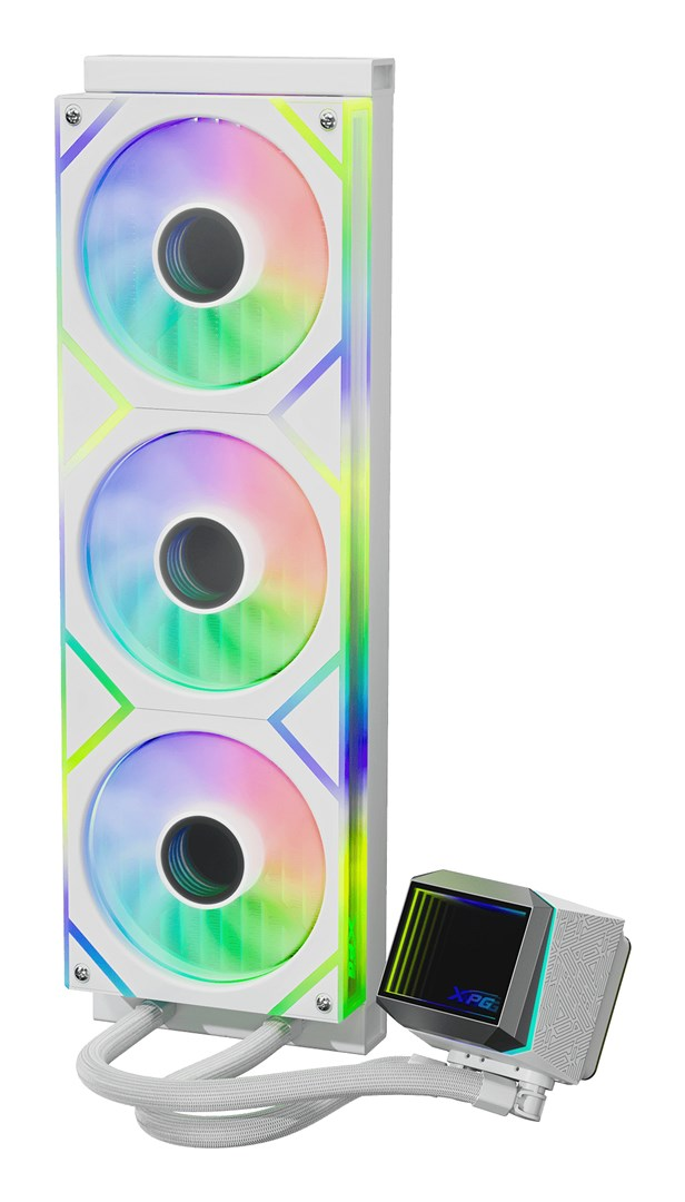 Ein weißer PC-Wasserkühler mit drei RGB-Lüftern, beleuchtetem Gehäuse und einem Block mit dem XPG-Logo.