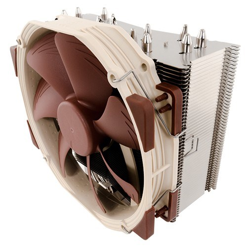 Ein CPU-Kühler mit braunem Lüfter, hellem Rahmen und silbernem Kühlkörper auf weißem Hintergrund.