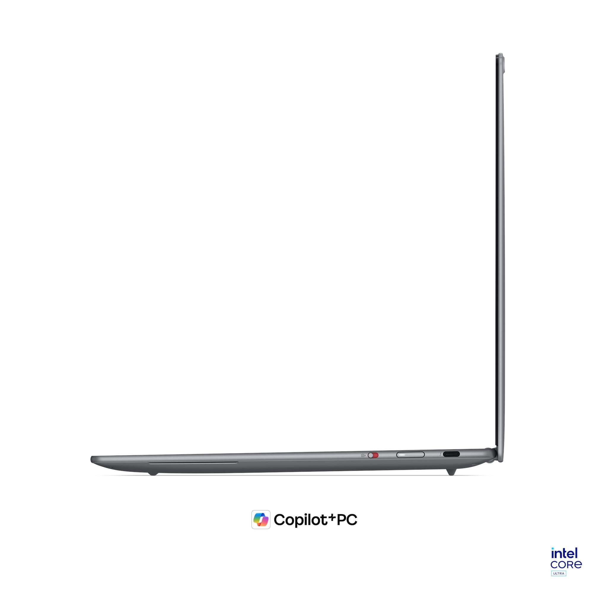 Vista laterale di un laptop grigio sottile con porte su sfondo bianco.