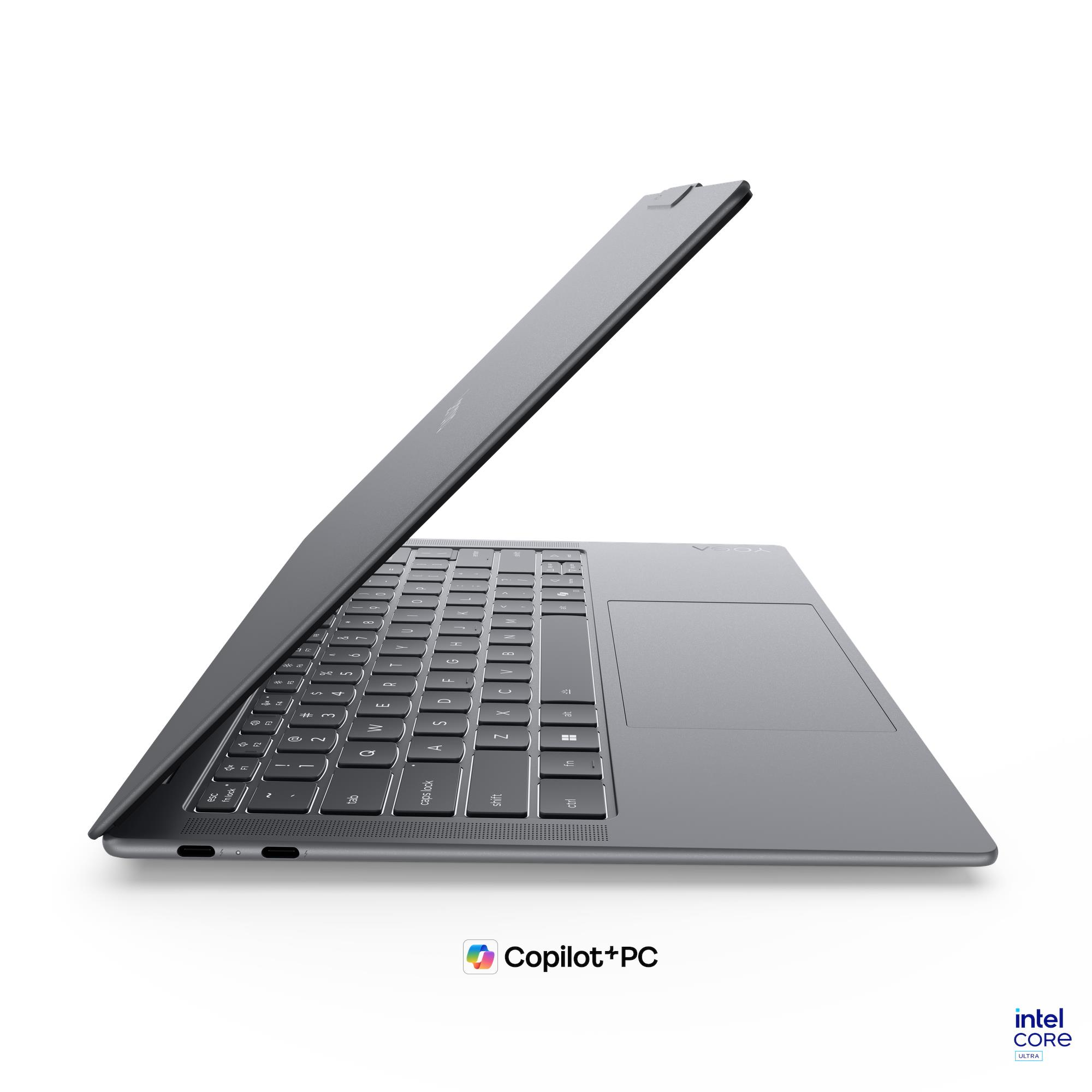 Un computer portatile grigio è mostrato di sbieco, con tastiera, trackpad e porte su sfondo bianco.