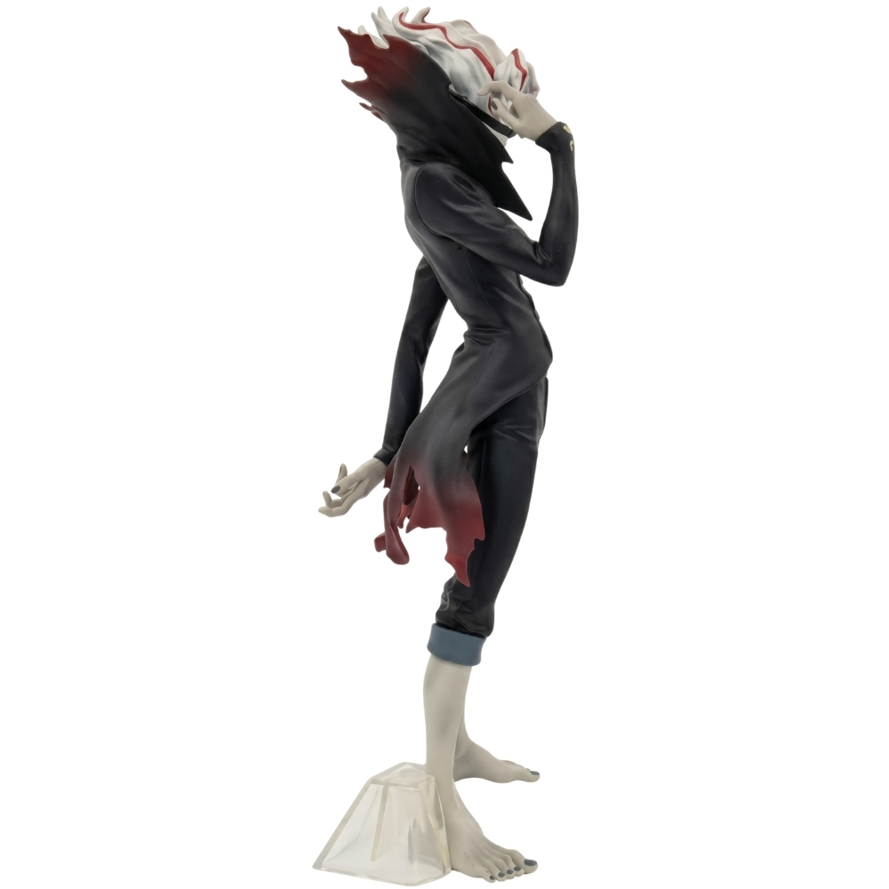 Figura anime in abiti neri con capelli bianchi e mantello rosso, vista di lato su base trasparente.