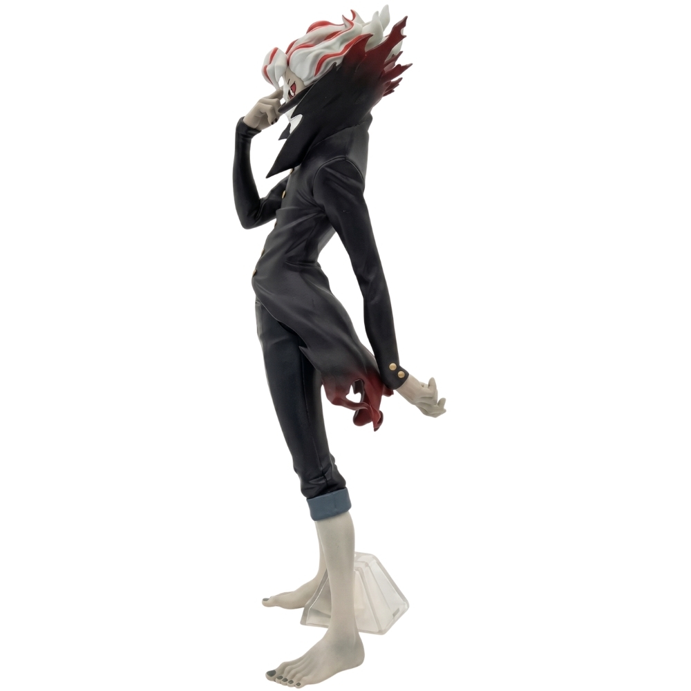Statuetta anime stilizzata in abito nero, capelli rossi e bianchi, a piedi nudi, su sfondo bianco.