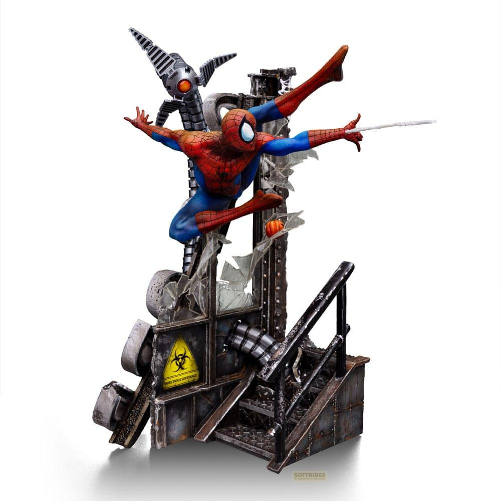 Action figure di Spider-Man in combattimento, con braccia meccaniche e sfondo danneggiato su bianco.