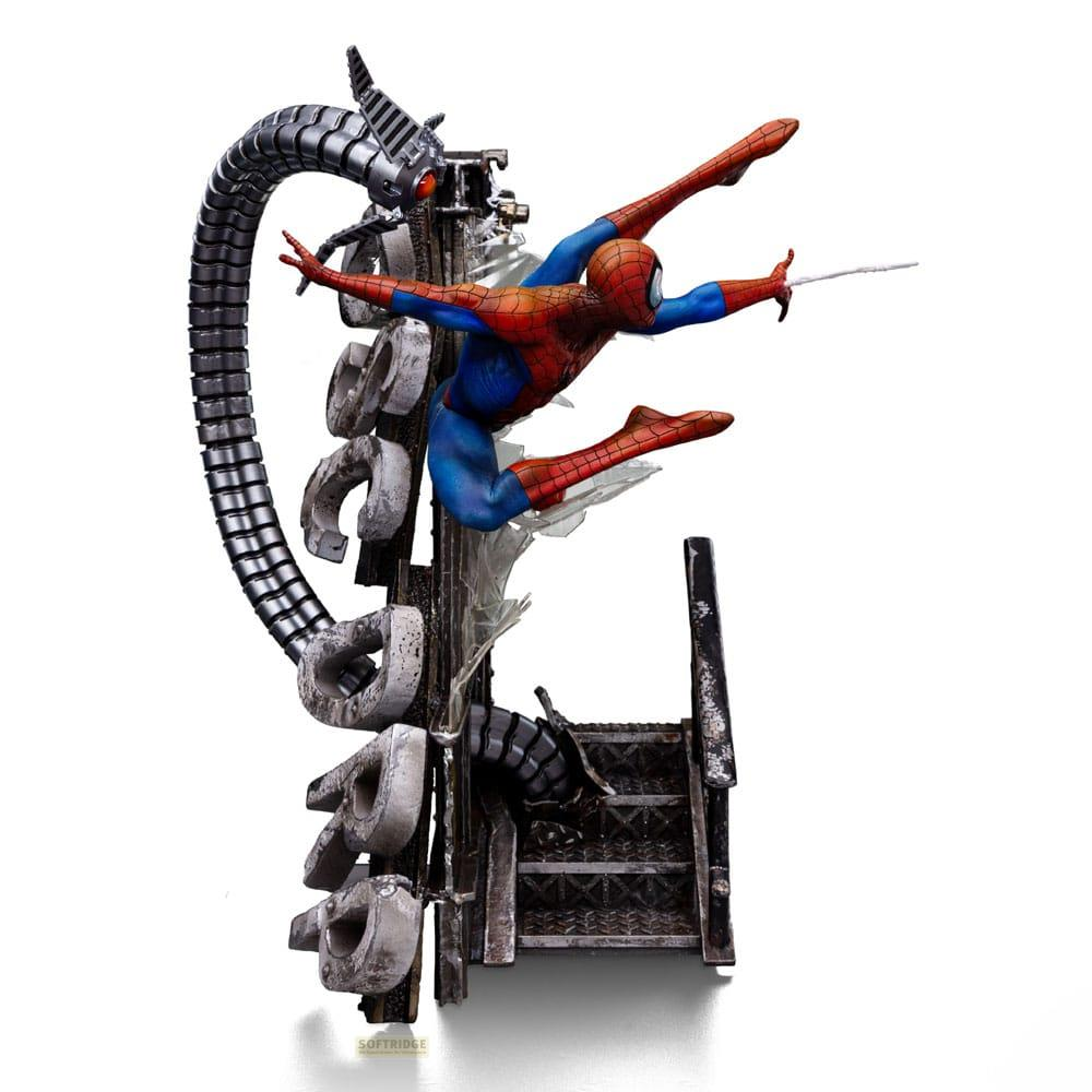 Spider-Man salta attraverso un cartello rotto vicino a tentacoli e scale.