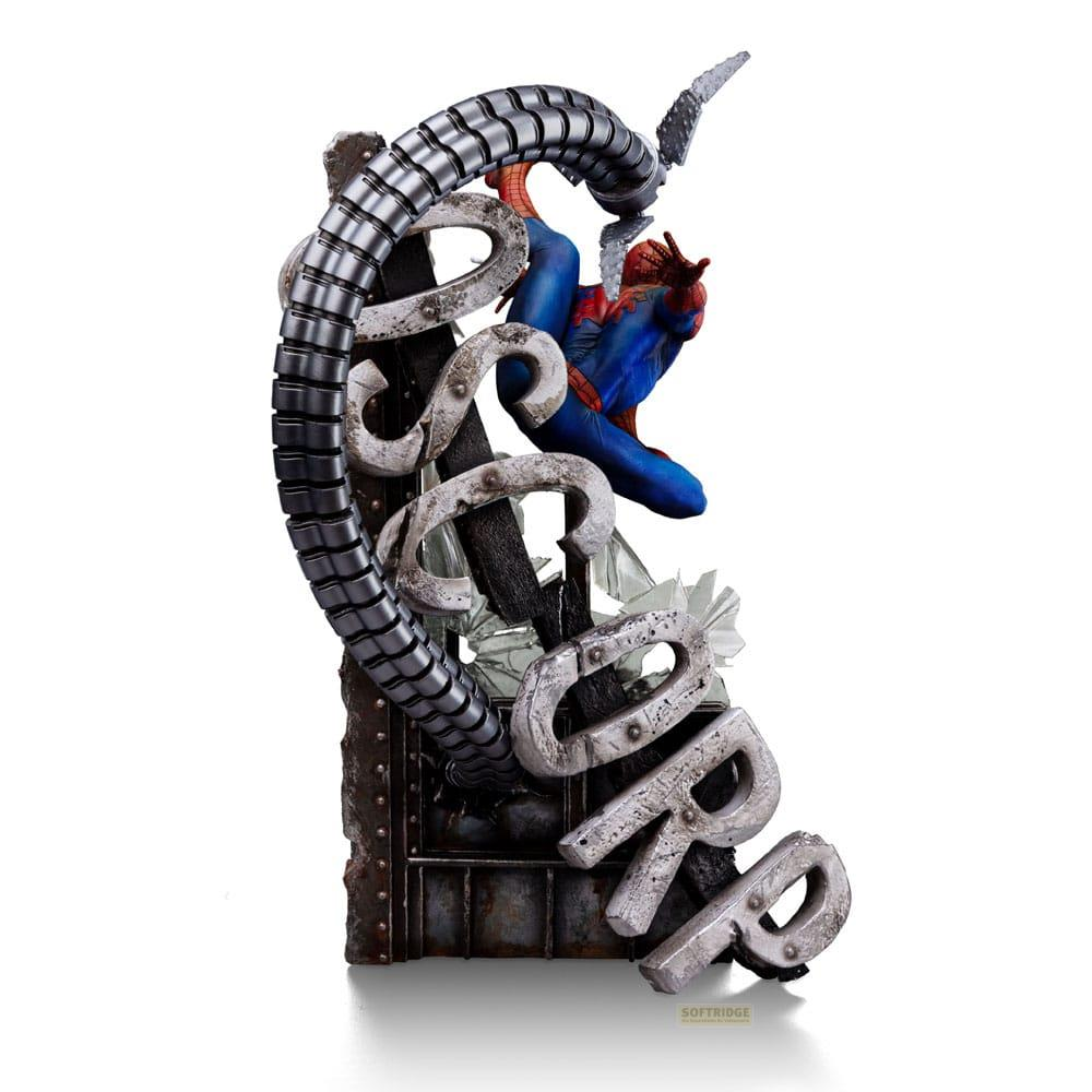 Spider-Man salta accanto a una scritta OsCorp con tentacoli metallici.