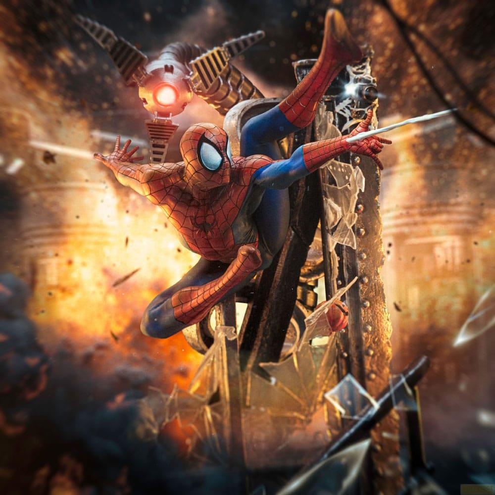 Spider-Man in costume rosso e blu salta attraverso una finestra rotta su sfondo esplosivo.