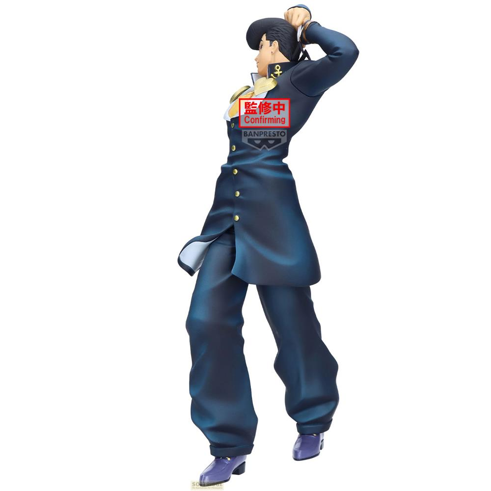 Figura anime w niebieskim mundurze z fryzurą typu pompadour stoi na białym tle.