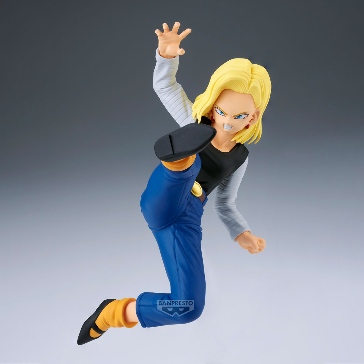 Action figure di Android 18 di Dragon Ball Z in posa con un calcio alto su sfondo grigio.