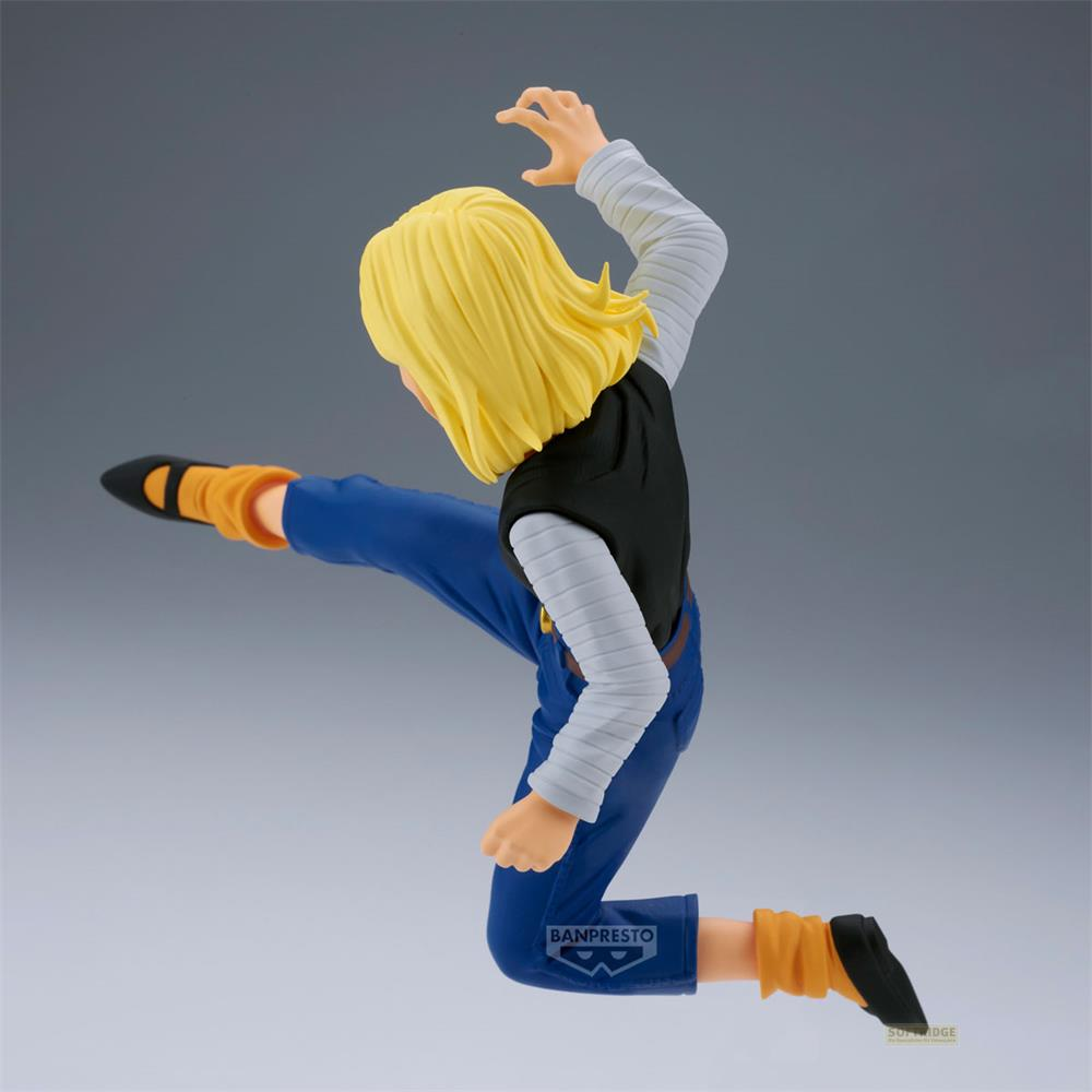 Una action figure di C-18 con capelli biondi a mezz'aria in posa dinamica di calcio su sfondo grigio.