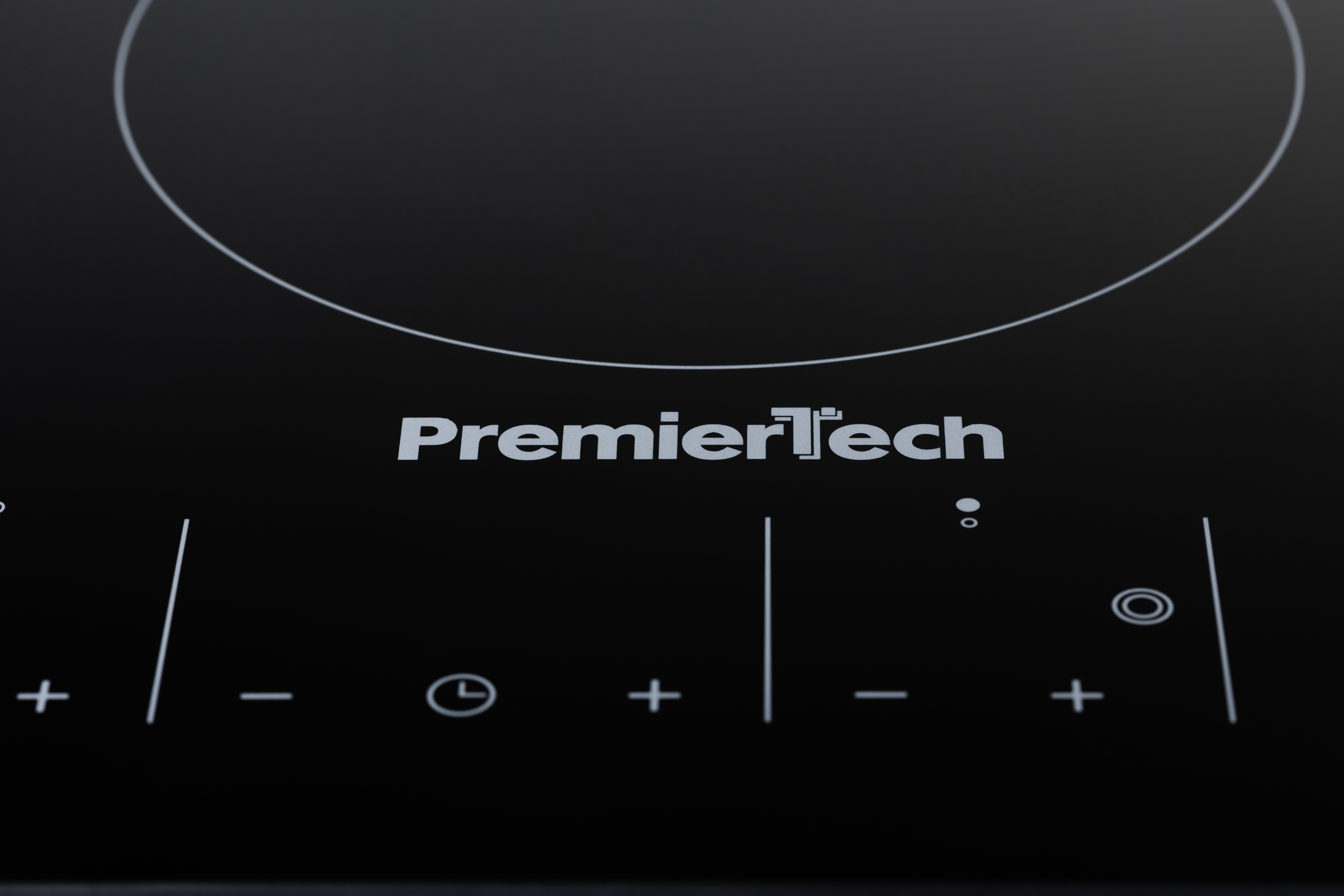 Piano cottura a induzione nero con logo PremierTech e comandi a sfioramento.